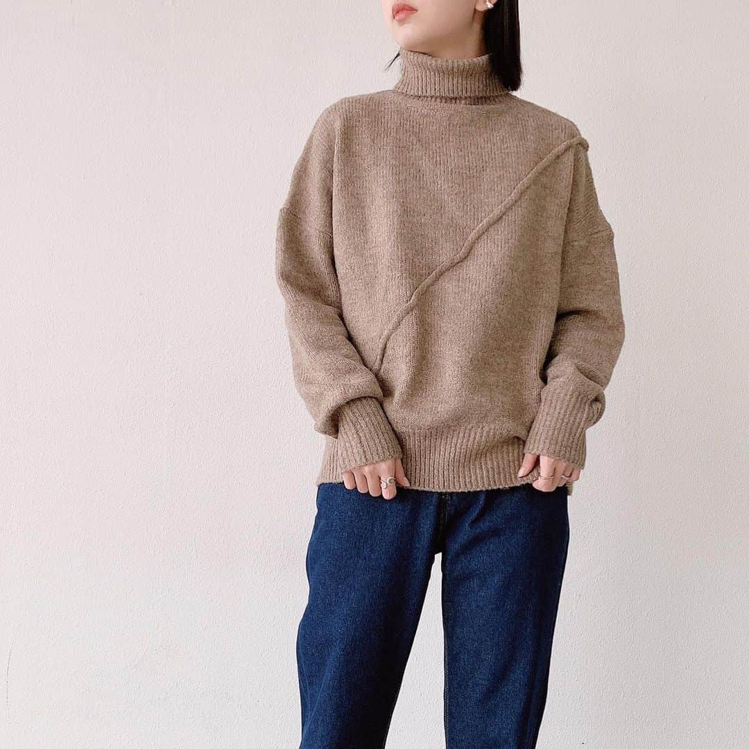 Vannie Officialのインスタグラム：「【VANNIE U　 パイピングラインニット】3,900+tax ⠀  《styling》 ふんわり柔らかなニットで見た目にも温かなパンピングラインニット♡ パンピングデザインをニットで表現した今年らしい一枚♪ スカート合わせで女の子らしいスタイリングや、カラーパンツやデニムでスタイリッシュに合わせるものオススメです♡  《detail》 全体的にゆとりをもたせた、ゆるシルエットで抜け感のあるスタイルを演出します♪ タートルネックで首元もしっかり暖かく、どんなアウターを羽織っても可愛くマッチするデザインです♡  ⠀ 《fabric》 ふわふわな風合いの着心地の良いニット使用  ⠀ ⠀ #vannie_u#ヴァニーユー #ZOZOでしか買えない⠀⠀  お問い合わせはDMまでご連絡ください‪‪☺︎‬」