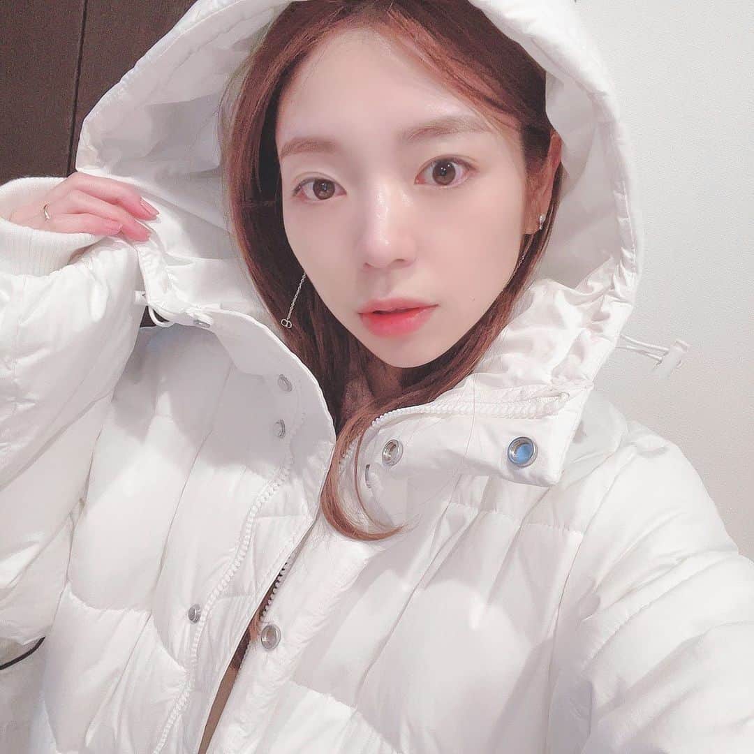 MOMOKOのインスタグラム：「今年ははじめてダウンに挑戦⛄🇰🇷️🤍﻿ ﻿ 友達にもお客さまにも相談しまくって﻿ 長めの黒いの探してたのに﻿ 一目惚れしたのはやっぱり白だった、、🥺笑﻿ ﻿ お手ごろ価格なのに、もっちもち☃️🤍﻿ 膝下くらいまであってすごくあったかい♥︎﻿ H&Mさまさま〜👼🏼  #オーガニックコットンベイマックス⛄️ #ダウンコート#ロングダウン#롱패딩 #韓国ファッション」