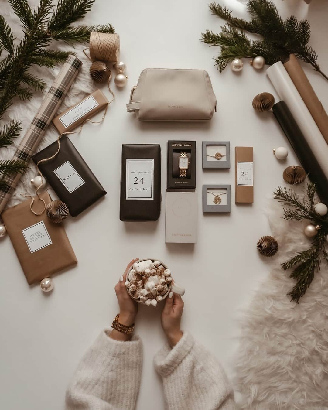 Kapten & Sonさんのインスタグラム写真 - (Kapten & SonInstagram)「'Time for hot chocolate and wrapping gifts.' 🎁 Already discovered our wraping hacks? If not go check our reels! 🤩  @mellanie.fernandez favorite gift ideas: our watch Grace Gold "Steel" and our Bracelet with the matching Necklace Charming Marrakech Gold. ✨ #bekapten #kaptenandson⁠ .⁠ .⁠ .⁠ #watch #jewelry #washbag #deal #xmas #special #christmas #gifts #giftideas #essentails #accessoires #winteroutfit #watches #watchlover⁠ ⁠」12月19日 21時01分 - kaptenandson