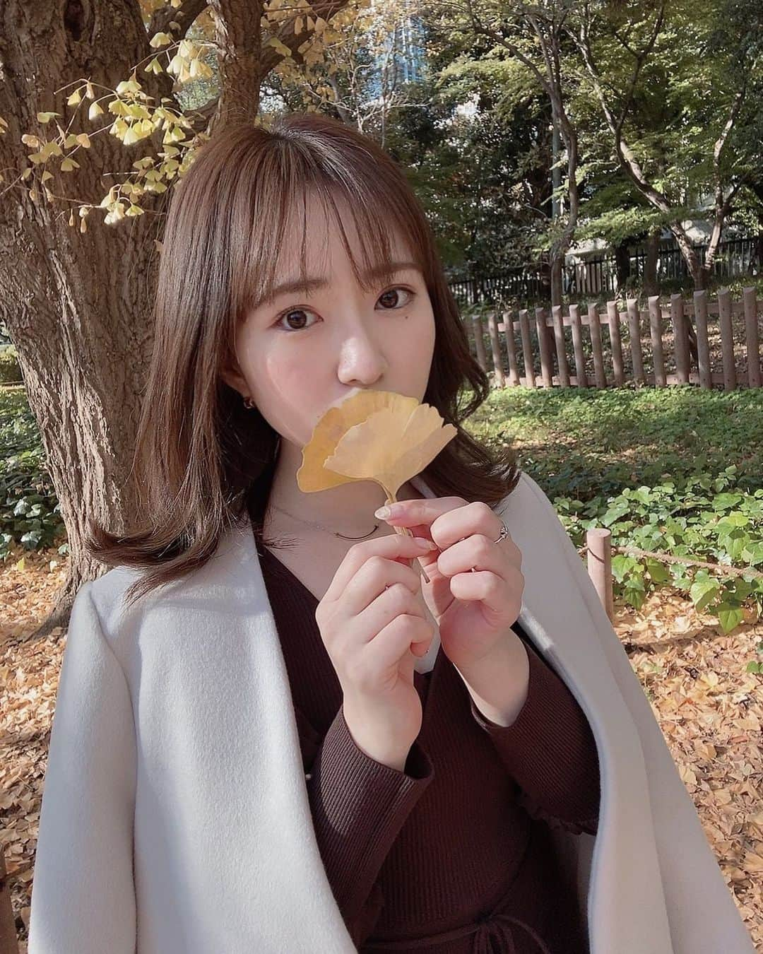 伊藤彩華さんのインスタグラム写真 - (伊藤彩華Instagram)「🤭🍂  今年ももう終わっちゃう🐾 クリスマスとお正月はどっち派〜？☃️  #銀杏並木 #外苑前いちょう並木 #白コート#ブラウンメイク #秋服コーデ #fashion  #mercuryduo #frayid」12月19日 21時02分 - ayaka_ito_official