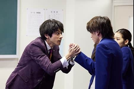 『先生を消す方程式。』テレビ朝日公式さんのインスタグラム写真 - (『先生を消す方程式。』テレビ朝日公式Instagram)「【今夜放送。】  　／ ／ #先生を消す方程式。 最終回まで #あと2時間 ＼ 　＼  すべての記憶を取り戻した義澤経男（田中圭）。  藤原刀矢（#高橋文哉）、長井弓（#久保田紗友）、 大木薙（#森田想）、剣力（#高橋侃）がいる教室で  最後の授業を行おうとする。  静を人質に取られ、身動きが取れない義澤。  チャンスを掴んだ朝日は、刀矢にナイフを渡すと とんでもない提案で皆を追い詰めていく。  #せんけす #今夜11時」12月19日 21時04分 - senkesu5