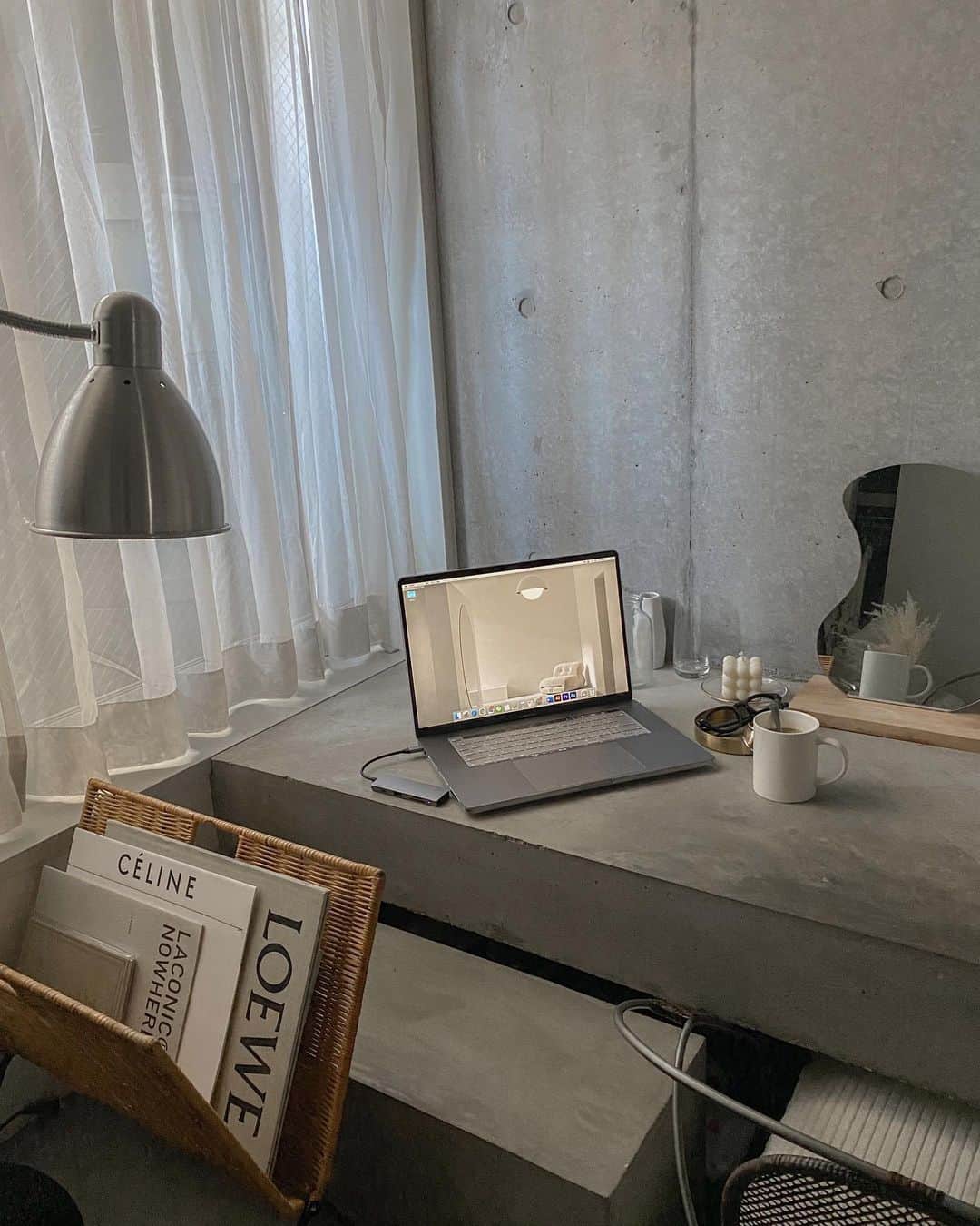 影山可蓮のインスタグラム：「・ ・ work space☕️ ・ ・ ついに新しく買っちゃった、年末最後の大きなお買い物、私の新しいお仕事パートナー💻お部屋で記念に📷 カスタムして作業も楽でいいモチベアップに✌🏼 年内ラストスパートがんばろー！ ・ ・ #apple #roomdesign  #minimal #minimalstyle #room #myroom #interior #interiordesign  #インテリアデザイン #インテリアコーディネート #インテリア #インテリア雑貨 #minimalstyle #classicstyle #simple  #everydaylook」