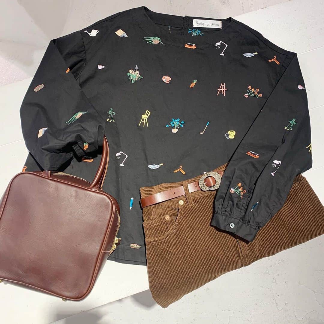l'atelier du savonのインスタグラム：「. . // new  arrival // . . お家で過ごしているとき 目に映った雑貨達を刺繍に。  植物、イーゼル、パレット、ティッシュ、レタスサンド、スタンドライト、ハンガー、電話、鉛筆、本、椅子・・・  普段当たり前すぎて 目にとまらない家具や雑貨たちを ひとつひとつ個性を 引き出しながら楽しんで描きました。 着ていても眺めていても 楽しい気分になる主役な一枚。  . @latelierdusavon_   家の中刺繍ブラウス ¥14,500+tax .  . #latelierdusavon #アトリエドゥサボン #刺繍ブラウス#ブラウス#ブラウスコーデ#春コーディネート #figlondon#フィグロンドン#iamiinfact#アイアムアイ#didizizi#ディディジジ」