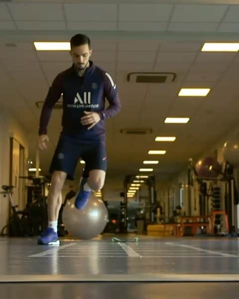 パブロ・サラビアのインスタグラム：「Step by step ⚒️💪  #psg #paris #icicestparis #allezlesbleus #ps19」