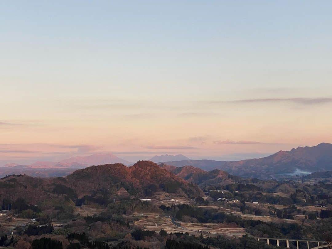 のインスタグラム：「朝焼けの阿蘇山。 お釈迦様が仰向けに横たわって見えることから「阿蘇の涅槃像」とも。  右下にちょこんとある雲は小さな雲海☁️  12月17日のPM4:00に土星が水瓶座入りしてから、体感的に何だか軽くなった人いません？(私はそうです)  元々課題や試練という重めのテーマを持つ土星が、これまた責任などをテーマにもつ地の星座・山羊座にいた時がヘビー過ぎたってのはあるんだけどね🪐 やっと自由と博愛の星座・水瓶座に抜けましたよ〜♒️  実は土星は今年の3月22日(マイバースデー！🎂)から6月末まで水瓶座時代お試し期間という感じで、ちょっとだけ水瓶座入りしていました。  この時期といえば、ちょうど緊急事態宣言の時期とかぶるけど、ズバリそれが水瓶座時代の課題でもあったりします。  インターネットやテクノロジーを駆使して、それぞれが個として独立して(ズブズブの関係や依存とは真逆の)、いかに社会全体を良くしていけるか、これが2021年を上手に乗りこなすコツかもしれませんね！  風のエレメントや柔軟宮の星座(天秤・水瓶・双子・射手・魚)は割と簡単に乗りこなせそうだけど、地のエレメントや固定宮の星座(山羊・牡牛・乙女・獅子・蠍)は割と気合の入りそうな転換期かも💫  #高千穂 #宮崎 #阿蘇山 #阿蘇の涅槃像 #土星水瓶座入り #今日19日は #木星も水瓶座入り」