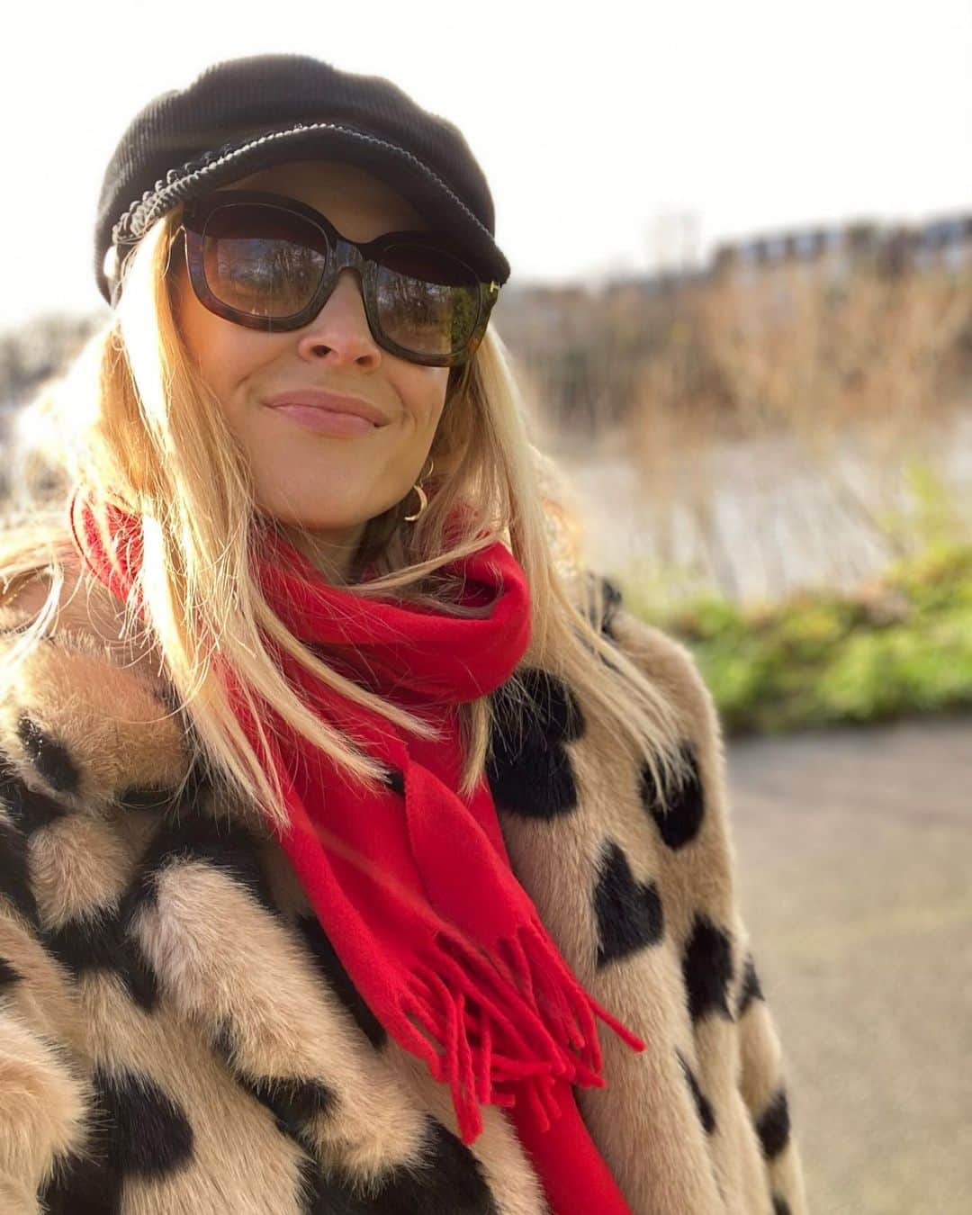 ファーン・コットンのインスタグラム：「Clearing the head.  This week it felt like the whole year has hit me. My brain is furiously trying to process the amount of changes we’ve all been through and witnessed. Seeing some people I love struggle, anxiety heightened, stress about the future and the unknown.  Changes. Everything changing everywhere sometimes for the better but also at times for the worse. Acutely understanding the priorities and what really counts. Lessons learned and new ones on the horizon. My head feels like a tumble dryer of thoughts, ideas and a desire to help problem solve and find fresh solutions to so many new problems we collectively face. Fresh air always helps. An expanse of sky, my kids exploring nearby, laughter, a bit of sibling squabbling, perspective, love, what counts.  ♥️」