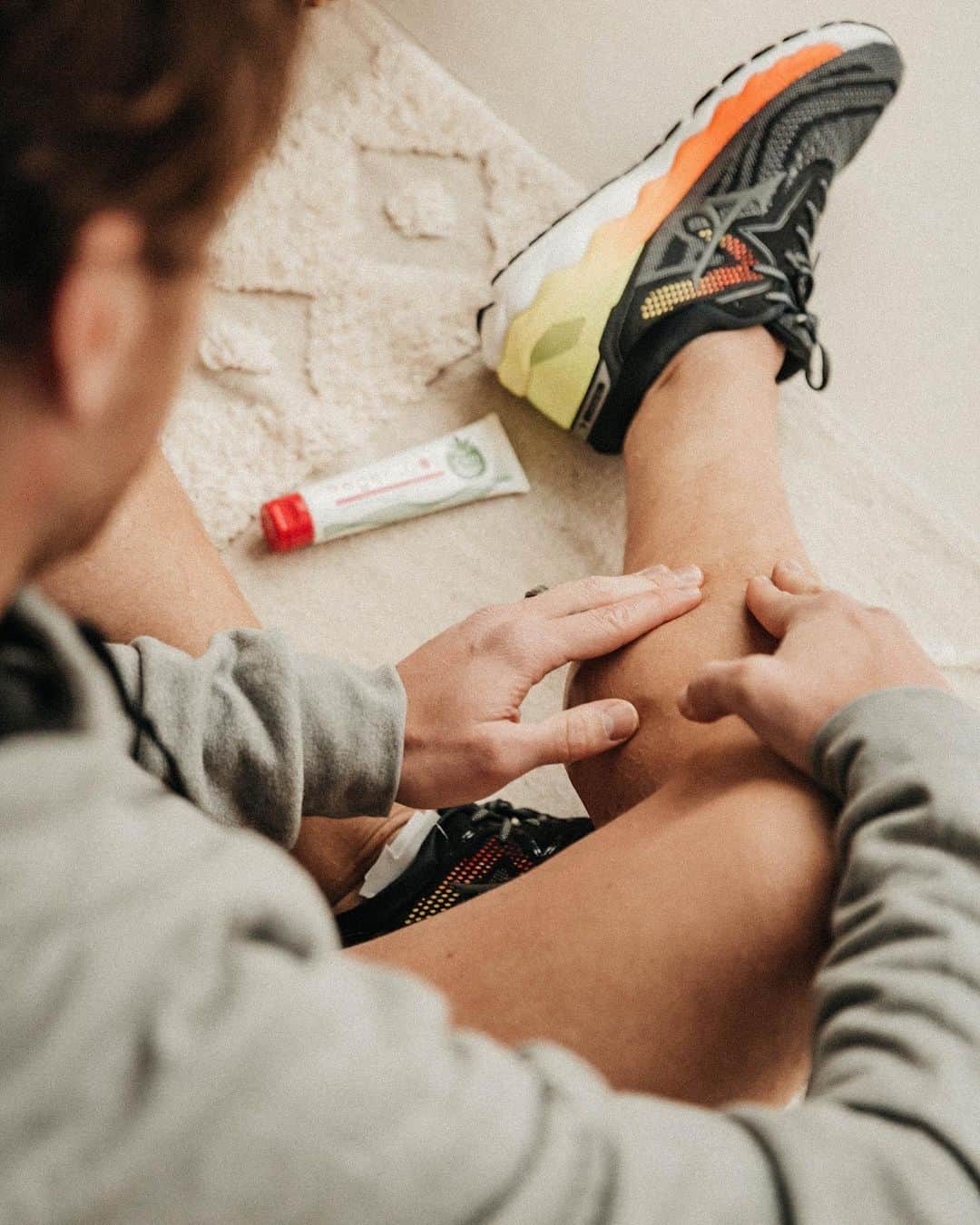 イバイ・ゴメスのインスタグラム：「¡Aquí va una de mis recomendaciones a modo respuesta de algunas de las peticiones que me hacéis sobre suplementos! En la salud todo influye, por eso, también hay que fijarnos en las cremas que usamos. Me animé a probar Regen&Dol CBD después de que un amigo me confirmara que sus ingredientes eran muy buenos y que seguramente me funcionaría genial. ¡Y así fue! Para momentos en los que has tenido algún golpe o tienes alguna molestia (puede ser de lo más cotidiano como un simple dolor de espalda), utilizarla pre y post entrenamiento es increíble gracias a que calienta la zona y calma. Contadme si lo probáis, pero lo recomiendo 100%!! 🙌🏼 Estoy seguro de que os encantará de verdad, como a mí!! @eladietsocial  #Darastu100conRegendol #De0a100conEladiet #ad」