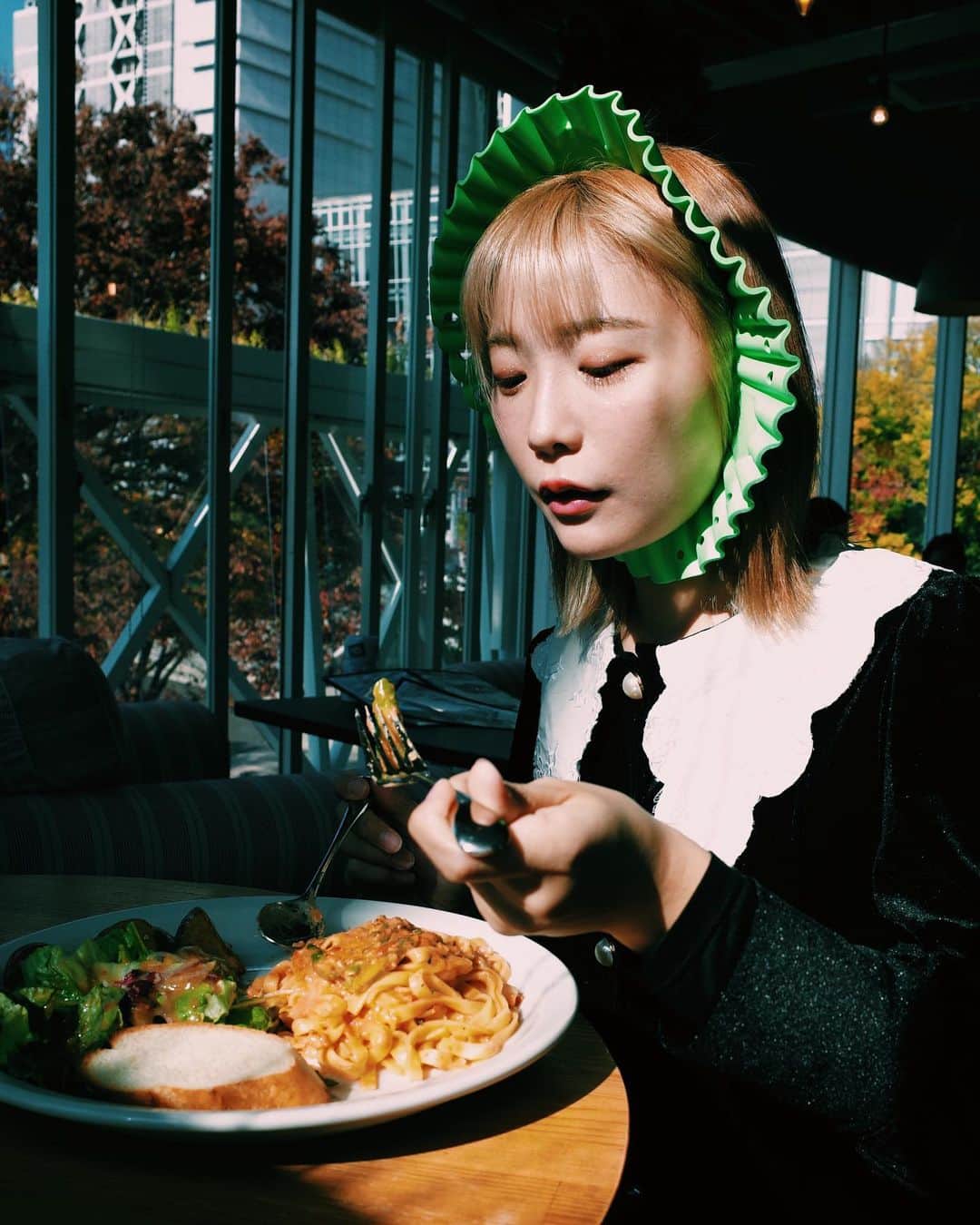 のインスタグラム：「. . . 低速になりました🍝 . . model..リンネ . . #トヲルplus  #シャンプーハット #シャワーハット #顔ハメ撮り #顔ハメ #顔ハメパネル」