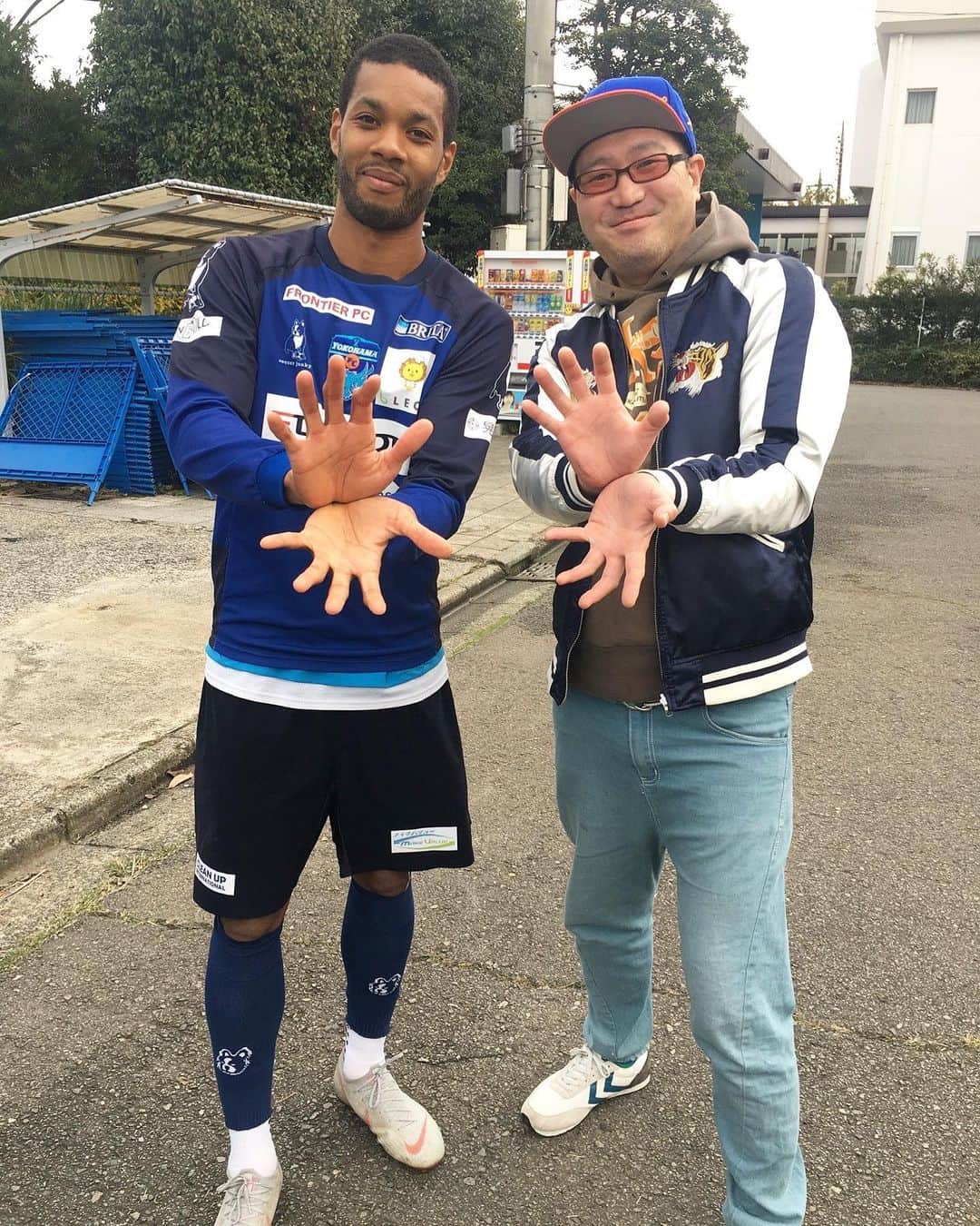 カルフィン・ヨン・ア・ピンのインスタグラム：「Happy we ended the season with a win in the Yokohama derby. Personally it wasn’t a season I imagined due to injury. The games I did play went well and I almost won them all (just one loss). It was just far to little games. I want to thank my teammates, staff and front office of @yokohamafc_official for their endless support this year. Also thank you to the fans who are always on my side. Hope to see everyone soon! ✌🏾  Picture is taken before covid」