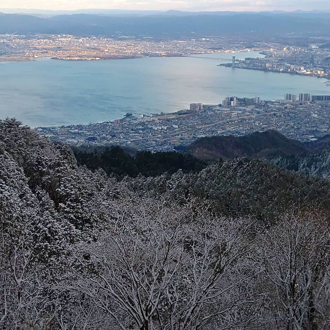 琵琶湖グランドホテル / 京近江のインスタグラム：「雪の日、比叡山から見た風景。 #比叡山 #琵琶湖 #雪の日 #絶景 #冬 #比叡山ドライブウェイ #絶景スポット #滋賀 #京都 #滋賀旅行 #旅行 #琵琶湖グランドホテル #京近江 #hieizan #lakebiwa #beautifulview #landscape #snow #winter #hieizan_driveway #shiga #kyoto #japan #goto #travel #gobiwako #hellootsu #hellootsuフォトコンテスト2020 #biwakograndhotel #kyooumi @biwakograndhotel_kyooumi」