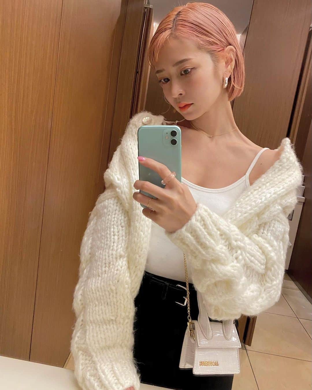 梅村実帆のインスタグラム：「毎日の洋服更新4日目 もう飽きた？🥺😂 今日はざっくりニット🧵 女子って感じだよね 甘くしたくなくて、髪をタイトにセットしました🕺🏻 旦那のジェル大量に使って怒られた ぴえん🥲」