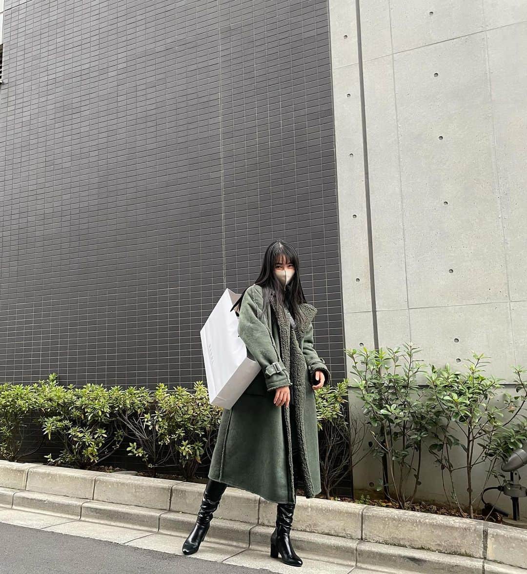 大友樹乃のインスタグラム：「今日も寒かったね〜🍃  今日のコーデ☺︎ coat、tops→ @jouetie_official 💚 pants→ @guess  boots→ @randa_pic  bag→ @chuu_japan  ネックレスはじゅののJ❤︎  #ootdfashion #todayfashion #오오티디#멋스타그램#패션#패션스타그램 #今日のコーデ#緑コーデ」