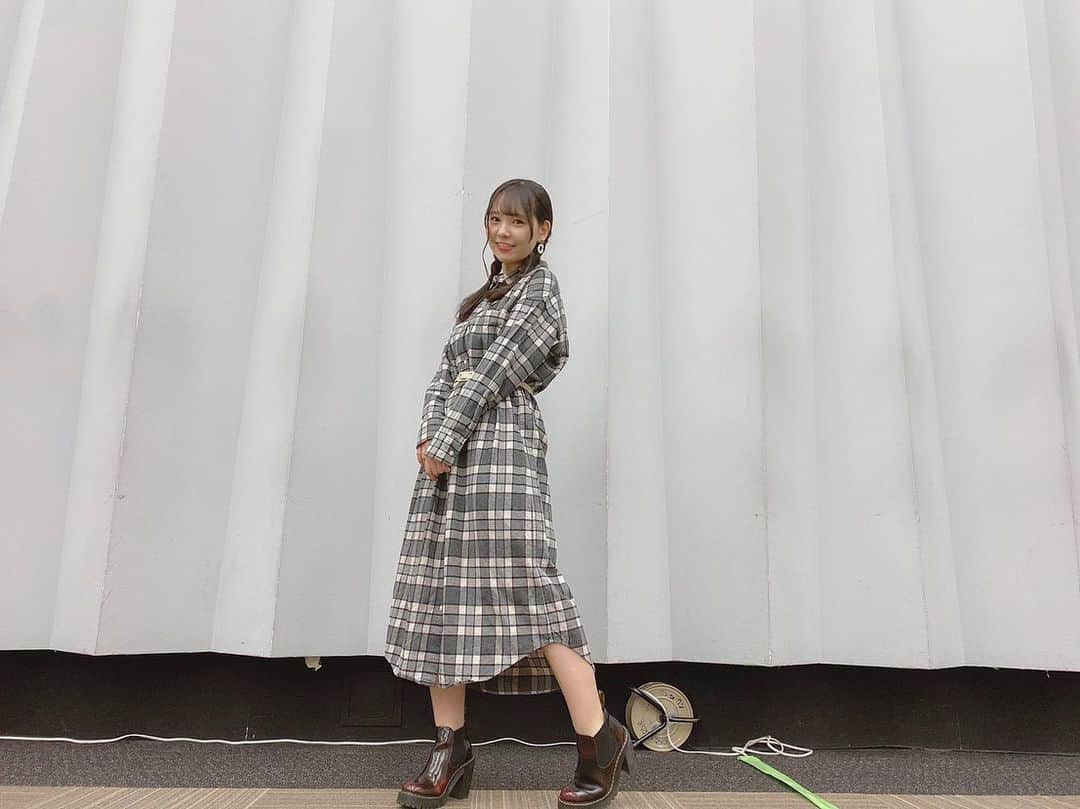 本郷柚巴のインスタグラム：「今日の週末コーデポイント❤︎  チェックのワンピース👗🦁  #古着 #おさげ髪 #おまけ」