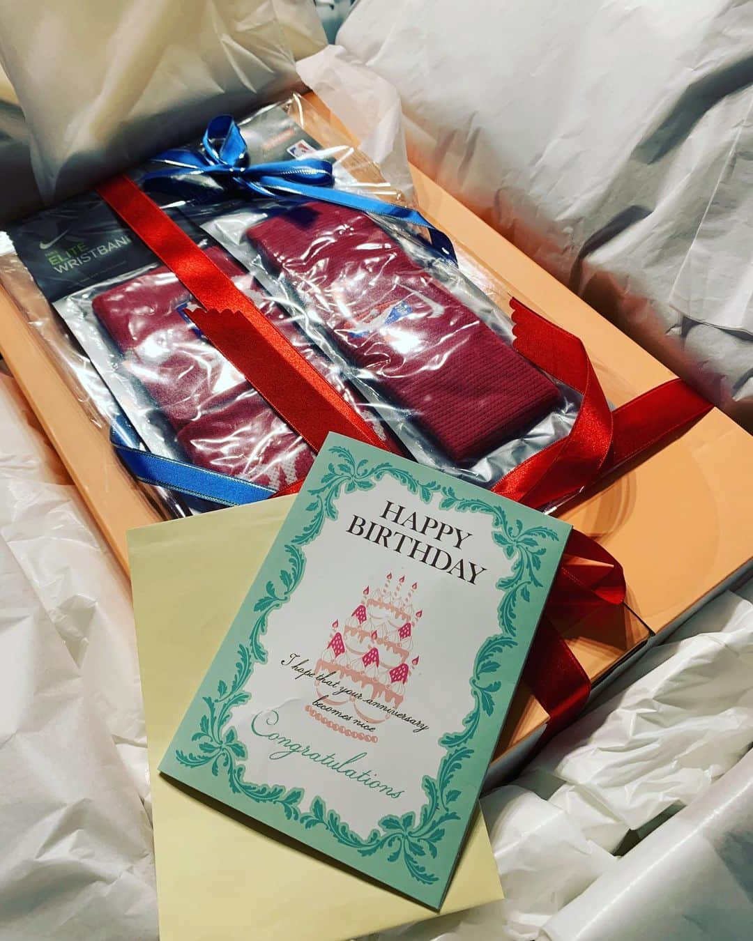 愛鷹亮さんのインスタグラム写真 - (愛鷹亮Instagram)「少し早めの誕生日プレゼントいただきました🙏🎁  欲しかったスニーカー👟 めっちゃ嬉しいです！！ ありがとうございます😭 @tauchi.act16   NIKE AIR FEAR OF GOD 1  #誕生日 #大晦日 #12月生まれ  #プレゼント #スニーカー #nike  #shoes  #fearofgod  #ありがとうございます」12月19日 21時23分 - aitakariki.g