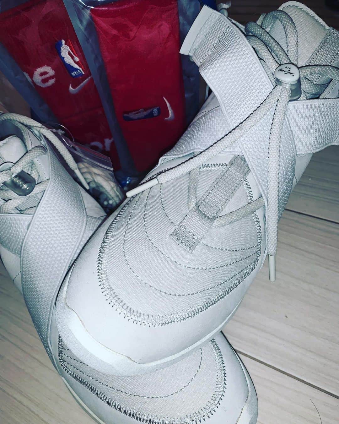 のインスタグラム：「少し早めの誕生日プレゼントいただきました🙏🎁  欲しかったスニーカー👟 めっちゃ嬉しいです！！ ありがとうございます😭 @tauchi.act16   NIKE AIR FEAR OF GOD 1  #誕生日 #大晦日 #12月生まれ  #プレゼント #スニーカー #nike  #shoes  #fearofgod  #ありがとうございます」