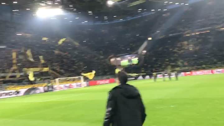 マルク・バルトラのインスタグラム：「Alles Gute zum Geburtstag Familie. 🎂 #111 #HejaBVB 🐝」