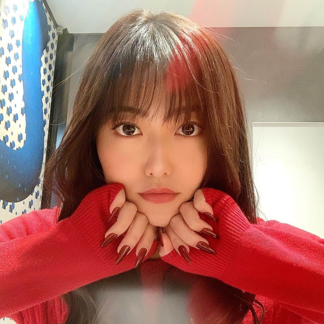 KOUMIのインスタグラム：「New nailsとnew hair color🎄🌹 @ikenagaharumi ちゃんいつも可愛い髪色ありがとう🥺❤️」