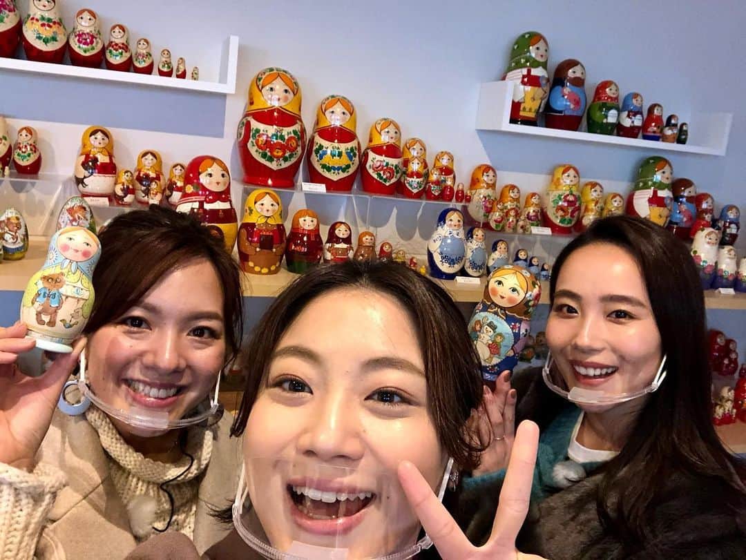 高橋佑奈のインスタグラム：「. お土産として人気なチャイカさんのマトリョーシカ🪆🪆 クリスマスデザインのマトリョーシカは 家にいる時間が多いこの時期でも クリスマスムードを味わえる可愛いアイテムでした🧡 . オンラインストアでも購入ができるみたい👌 いただいたロシアの紅茶も香りがよくて美味しかった〜〜 . おうち時間も癒されます😌✨ . #hbc #ブラキタ」