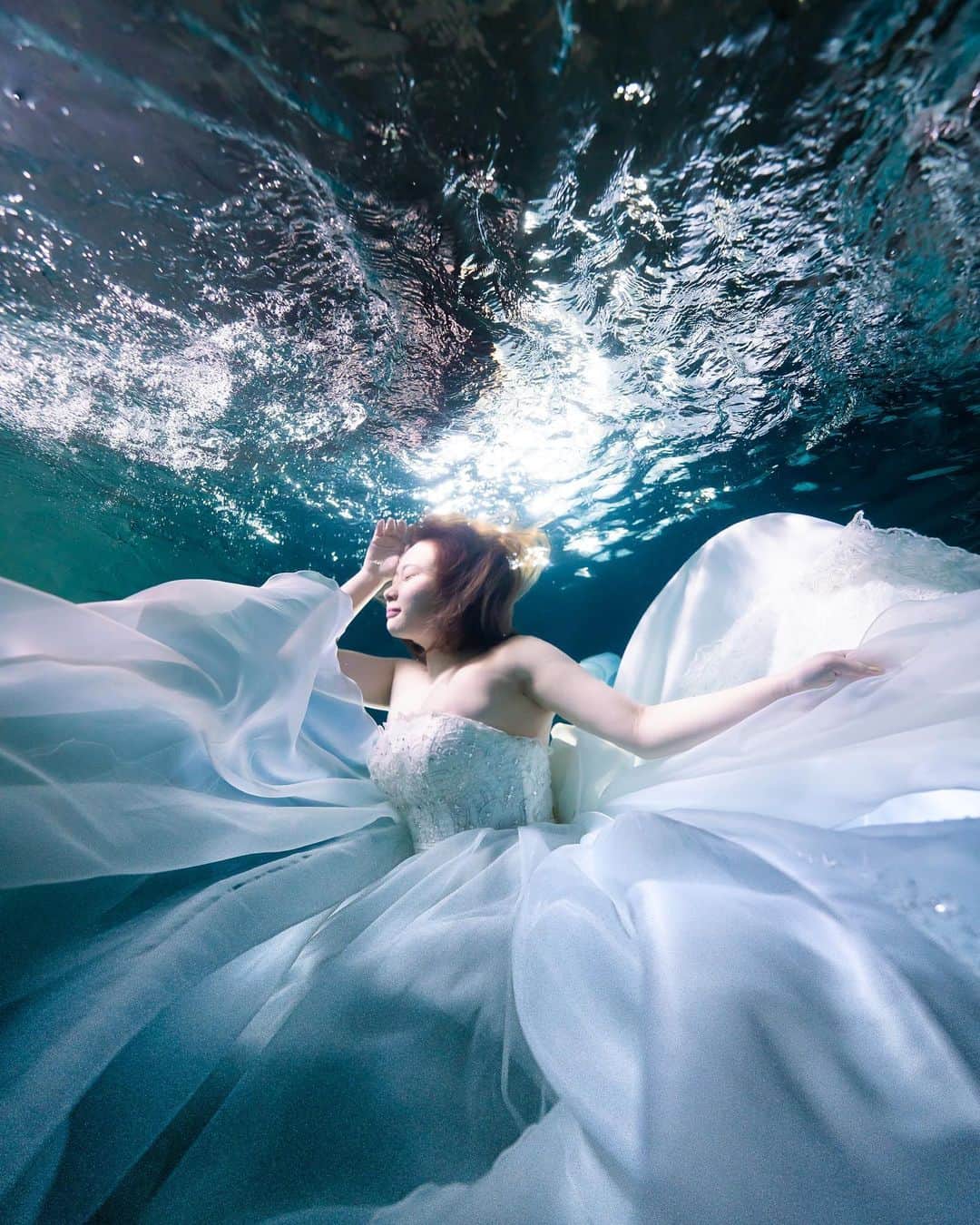大松絵美のインスタグラム：「初めての水中ウエディング🙄 神秘的な写真が撮れたけど 深海に住む未知の生命体もいた」