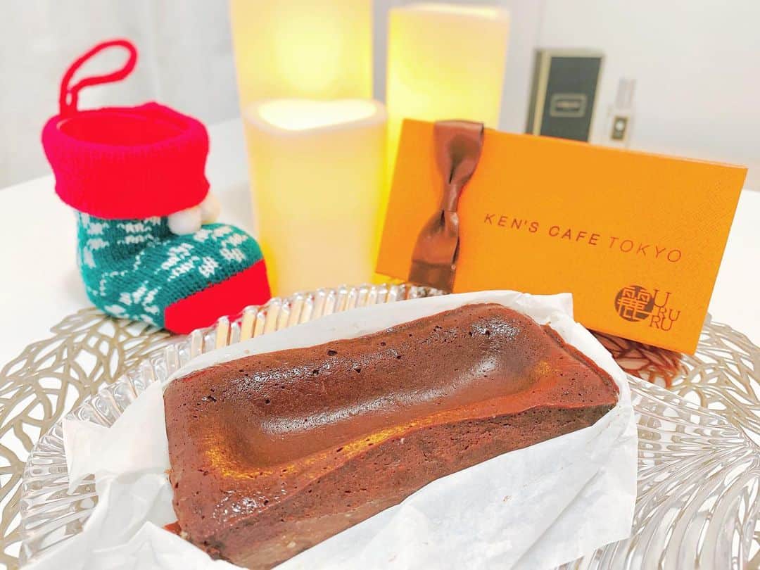 上坂由莉のインスタグラム：「﻿ ﻿ ちょっと早めのクリスマスパーティー🥳🎄🎂﻿ ロースビーフやら沢山食べたけど﻿ やっぱりクリスマスにはケーキも必要😋﻿ ﻿ ﻿ 今年はケンズカフェ東京監修の﻿ 魔法のガトーショコラ麗を食べたよ❤️﻿ 砂糖不使用のグルテンフリーで超濃厚でした🥺﻿ クリスマスパーティーって高カロリーな物多いし﻿ ケーキが罪悪感なく食べれちゃうのはポイント高め😍🍫﻿ ﻿ ﻿ ケンズカフェは東京いた時もなかなか行けなかったから﻿ その味を京都で食べられるのも嬉しかったな🥺💓﻿ 冷凍で届くから解凍して今日は生チョコのように食べたし﻿ 明日はちょっと温めてフォンダンショコラでいただこ🤤﻿ @sukoyaka.health_beauty ﻿ ﻿ #ケンズカフェ東京 #ガトーショコラ #クリスマス﻿ #魔法のガトーショコラ #麗 #クリスマスパーティー」