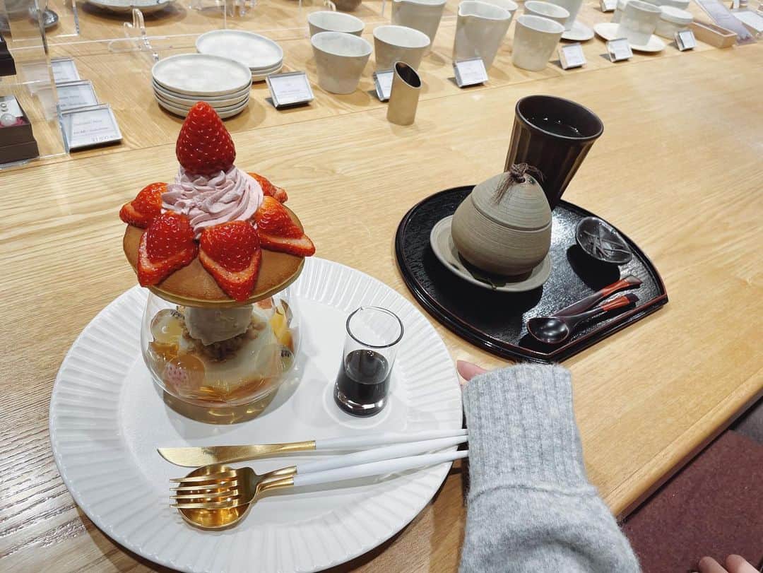 福井千佳さんのインスタグラム写真 - (福井千佳Instagram)「. . 🍵 kyoto . . . @eirakuya.kyoto さんで、お茶。 季節のフルーツ🍓が乗った #みかさパフェ と まんまるでっかいお餅がドドンと入った 濃厚 #栗ぜんざい 🌰 . 妹とシェアしたよ☺️♡ めちゃくちゃ美味しかったー！！ . お土産に、 #ショコラ琥珀 も。 #永楽屋 さん定番のゆず琥珀に、 チョココーティング。 美味しくないわけが、ない。 . . この後のお散歩のお供にしました。 . . 食べてるムービー見返したら、 殆ど姉が喋ってた。笑 . #kyoto#kyotocafe#京都カフェ#京都カフェ巡り#河原町カフェ . #model#fashionmodel#모델#和装モデル#webモデル#関西モデル#東京モデル#partsmodel#フリーランス#freelance#福井千佳#chika_fukui#インフルエンサー#beauty#followme#style#おしゃれさんと繋がりたい#picoftheday#japan#ハンドメイドアクセサリー#いいね返し」12月19日 21時22分 - chika291