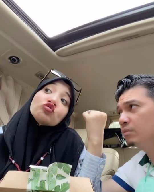 のインスタグラム：「Iya kadang aku tu lupa abis makan lontong aku makan nasi 🐛 Have a nice weekend guys」