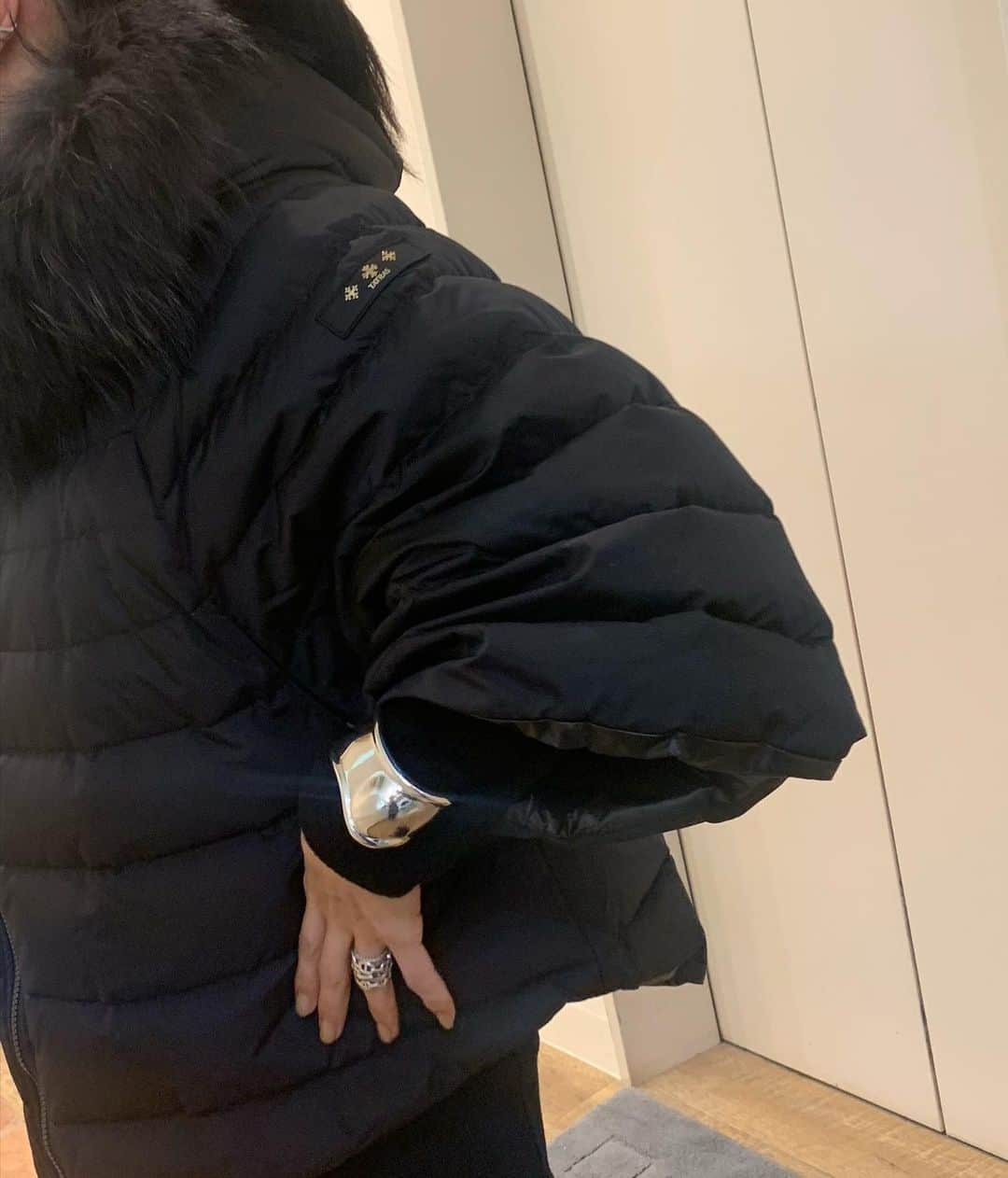 亀恭子さんのインスタグラム写真 - (亀恭子Instagram)「@tatras_official  ポンチョ風のダウンジャケット。  ここ数年、カジュアルなダウンを着ていたので ファーが付いてるタイプは久しぶり。  ファーもボディもブラック、 シルエットはオーバーAライン。 なんともクールでエレガント❤︎  ちなみにかなり久しぶりにネイルサロンに行きました。 ロイヤルミルクティーみたいなベージュ。  black, silver, beige の日。  someday's… #fashion #ootd #kkstyle #tokyo #kamescloset #jacket #tatras #knit #epocatheshop #skirt #bluebirdboulevard #bag #chanel #shoes #hermes #winter #december」12月19日 21時28分 - kame_kyo
