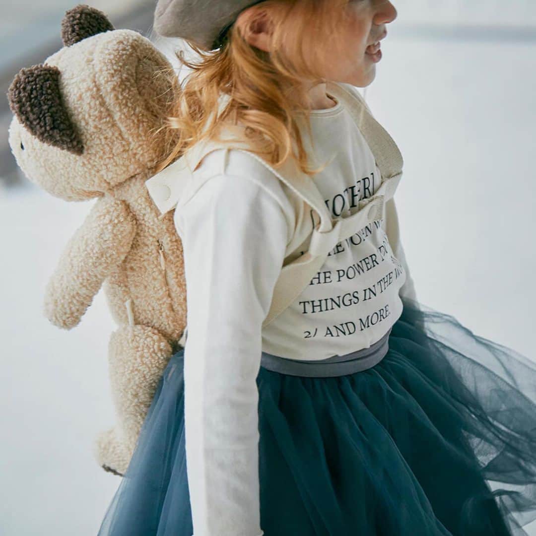 MARLMARL（マールマール）さんのインスタグラム写真 - (MARLMARL（マールマール）Instagram)「【はじめてのお友だちをあの子へ】思わず顔がほころぶベビーギフトセット‌ #bestfriendsforever  ‌‌ 多機能なうさぎのぬいぐるみリュックと‌ MARLMARLのアイコンまあるいスタイ、クラウンのセット。‌ ‌‌ 新発売の多機能ぬいぐるみは、こんな用途に役立つアイテム‌ ・おしゃぶりホルダー‌‌ ・ぬいぐるみ‌‌ ・ベビーリュック‌‌ ・ヘッドクッション‌‌ ‌‌ ‌成長のタイミングで育児の助けになるアイデアが随所に盛り込まれています。‌ ‌‌ パパやママたちの育児を助けながら、‌‌ 一緒に子どもたちを見守ることのできるギフトセットです。‌ ‌ ‌オールシーズンOKなギフトセットなので、‌ ベビーの生まれた季節やサイズを気にせず贈れるところもいいですね。‌ ‌ 名入れ刺しゅうをすればよりスペシャルなギフトに。‌ ‌‌‌ ‌‌______‌‌‌ ‌‌‌ BOX入りギフトセット‌‌‌‌ teppan box MAU9 ‌‌ ・多機能ぬいぐるみ BFF+ 4 bear almond‌ ・ベビー用スタイ collet 4 navy sailor‌ ・クラウン型ヘッドアクセサリー crown 4 silver grey ‌‌‌‌‌ ¥12,800＋tax‌‌‌ ‌‌‌ ※肩ひもベルト、スタイに名入れ刺しゅう可(ゴールド) ______‌」12月19日 21時28分 - marlmarl_tokyo