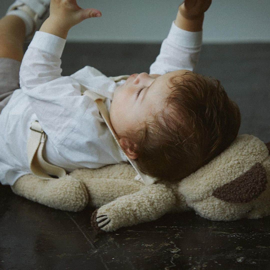 MARLMARL（マールマール）さんのインスタグラム写真 - (MARLMARL（マールマール）Instagram)「【はじめてのお友だちをあの子へ】思わず顔がほころぶベビーギフトセット‌ #bestfriendsforever  ‌‌ 多機能なうさぎのぬいぐるみリュックと‌ MARLMARLのアイコンまあるいスタイ、クラウンのセット。‌ ‌‌ 新発売の多機能ぬいぐるみは、こんな用途に役立つアイテム‌ ・おしゃぶりホルダー‌‌ ・ぬいぐるみ‌‌ ・ベビーリュック‌‌ ・ヘッドクッション‌‌ ‌‌ ‌成長のタイミングで育児の助けになるアイデアが随所に盛り込まれています。‌ ‌‌ パパやママたちの育児を助けながら、‌‌ 一緒に子どもたちを見守ることのできるギフトセットです。‌ ‌ ‌オールシーズンOKなギフトセットなので、‌ ベビーの生まれた季節やサイズを気にせず贈れるところもいいですね。‌ ‌ 名入れ刺しゅうをすればよりスペシャルなギフトに。‌ ‌‌‌ ‌‌______‌‌‌ ‌‌‌ BOX入りギフトセット‌‌‌‌ teppan box MAU9 ‌‌ ・多機能ぬいぐるみ BFF+ 4 bear almond‌ ・ベビー用スタイ collet 4 navy sailor‌ ・クラウン型ヘッドアクセサリー crown 4 silver grey ‌‌‌‌‌ ¥12,800＋tax‌‌‌ ‌‌‌ ※肩ひもベルト、スタイに名入れ刺しゅう可(ゴールド) ______‌」12月19日 21時28分 - marlmarl_tokyo