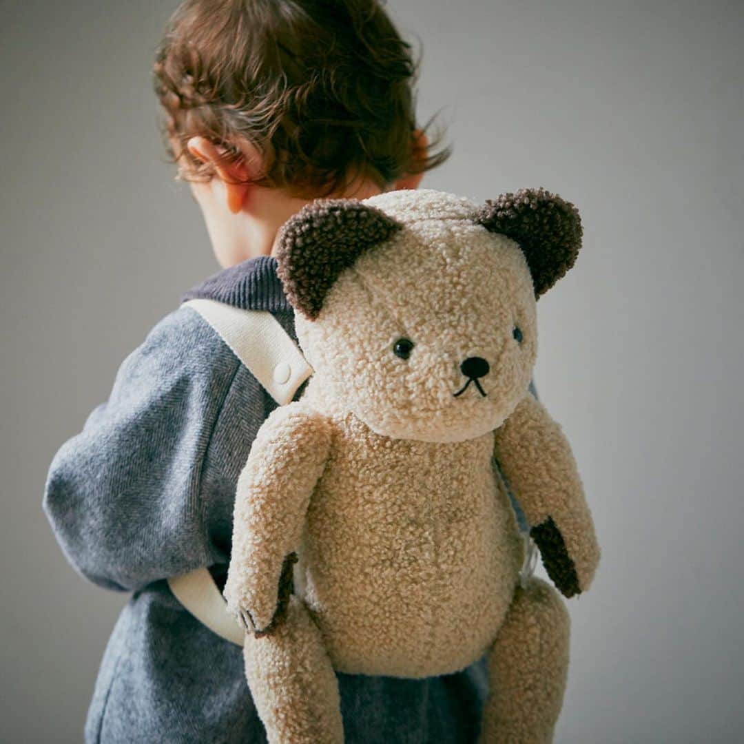 MARLMARL（マールマール）さんのインスタグラム写真 - (MARLMARL（マールマール）Instagram)「【はじめてのお友だちをあの子へ】思わず顔がほころぶベビーギフトセット‌ #bestfriendsforever  ‌‌ 多機能なうさぎのぬいぐるみリュックと‌ MARLMARLのアイコンまあるいスタイ、クラウンのセット。‌ ‌‌ 新発売の多機能ぬいぐるみは、こんな用途に役立つアイテム‌ ・おしゃぶりホルダー‌‌ ・ぬいぐるみ‌‌ ・ベビーリュック‌‌ ・ヘッドクッション‌‌ ‌‌ ‌成長のタイミングで育児の助けになるアイデアが随所に盛り込まれています。‌ ‌‌ パパやママたちの育児を助けながら、‌‌ 一緒に子どもたちを見守ることのできるギフトセットです。‌ ‌ ‌オールシーズンOKなギフトセットなので、‌ ベビーの生まれた季節やサイズを気にせず贈れるところもいいですね。‌ ‌ 名入れ刺しゅうをすればよりスペシャルなギフトに。‌ ‌‌‌ ‌‌______‌‌‌ ‌‌‌ BOX入りギフトセット‌‌‌‌ teppan box MAU9 ‌‌ ・多機能ぬいぐるみ BFF+ 4 bear almond‌ ・ベビー用スタイ collet 4 navy sailor‌ ・クラウン型ヘッドアクセサリー crown 4 silver grey ‌‌‌‌‌ ¥12,800＋tax‌‌‌ ‌‌‌ ※肩ひもベルト、スタイに名入れ刺しゅう可(ゴールド) ______‌」12月19日 21時28分 - marlmarl_tokyo