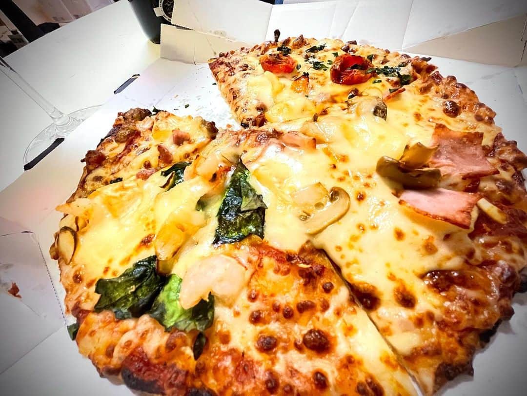 秋山ゆずきさんのインスタグラム写真 - (秋山ゆずきInstagram)「. . 何でもない日たけど、 パーティー 今日はパーティー 私たちはEveryday パーソン  作詞/作曲 秋山ゆずき  携帯変えたからなんか写真撮りたくて 一番最初に撮ったのが 今、この、ピザ  久しぶりにピザ  悪い子だ😈  #ピザ #iphone12promax」12月19日 21時28分 - yuzukiakiyama