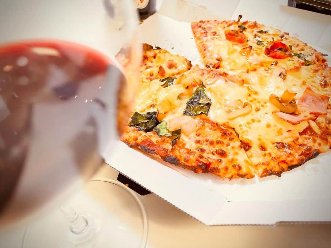秋山ゆずきのインスタグラム：「. . 何でもない日たけど、 パーティー 今日はパーティー 私たちはEveryday パーソン  作詞/作曲 秋山ゆずき  携帯変えたからなんか写真撮りたくて 一番最初に撮ったのが 今、この、ピザ  久しぶりにピザ  悪い子だ😈  #ピザ #iphone12promax」