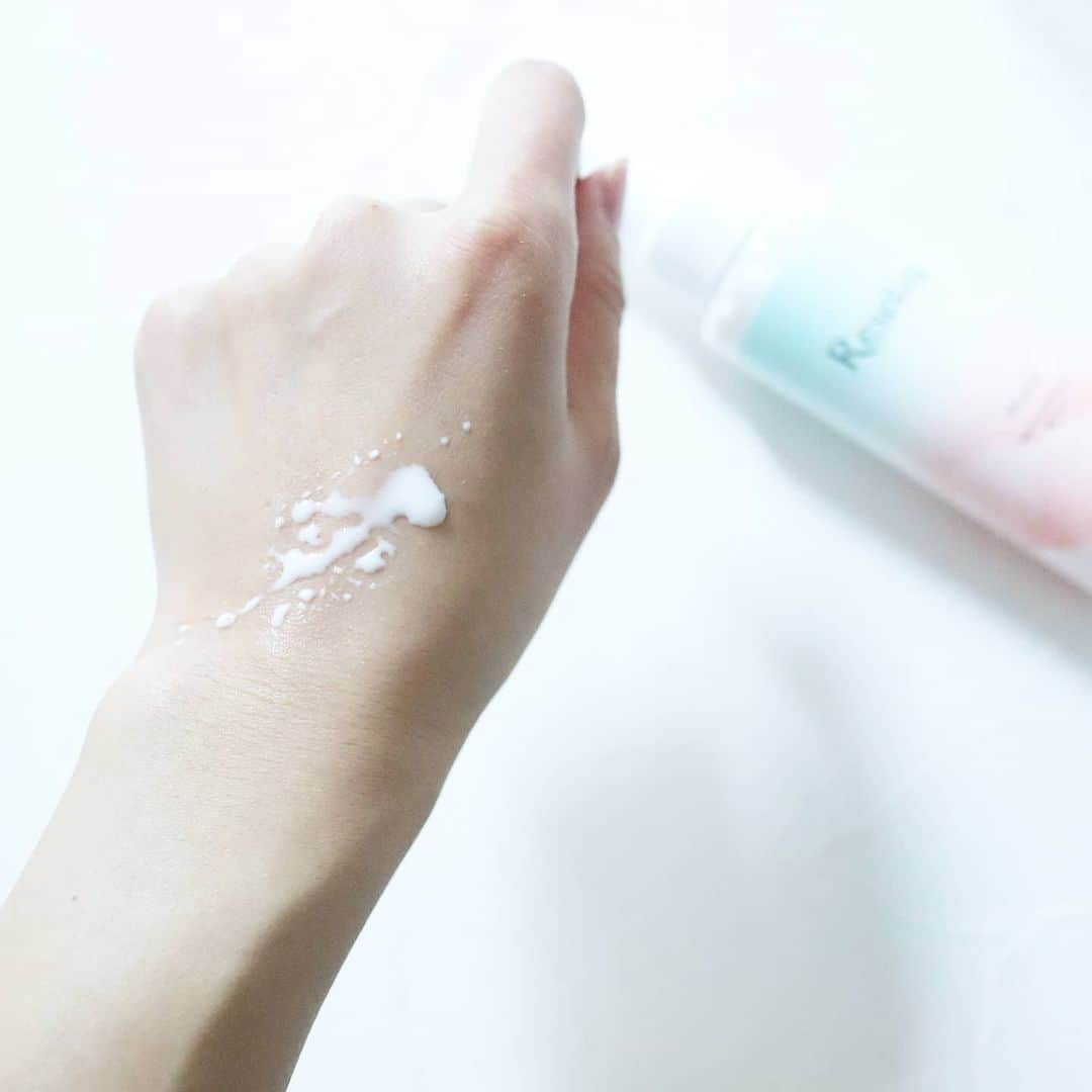 Eri Satoさんのインスタグラム写真 - (Eri SatoInstagram)「【Resetica(リセチカ)モイストベールミスト 】 · 国産なのが珍しい「シカスキンケア」コスメ。 「シカ」っていうのは「肌再生」を意味するそう。 肌修復作用のあるツボクサエキスが配合されています☺ · 実は、こちらのシリーズのモイストベールウォータージェルを使っていて、それがすごく良かったの！ アトピー体質の旦那の肌がマスクで荒れて酷かった時に、使わせてみたらツルツルになってビックリしたんだ～😲✨ だからこちらのミストにも期待してました💛 · 普通の化粧水より保湿されるのにベタつかないから、この季節の化粧前にはぴったり。 シュッと吹きかけられるのも使いやすい☺ · ロフトやハンズの他、Amazonや楽天でも買えるので、チェックしてみてね💛 @resetica_official · #resetica#リセチカ#モイストベールミスト#シカケア#シカケアコスメ#ツボクサ#スキンケア#コスメ#ツボクサエキス#コスメ好きさんと繋がりたい#美容好きさんと繋がりたい#ad」12月19日 21時30分 - satoeri626