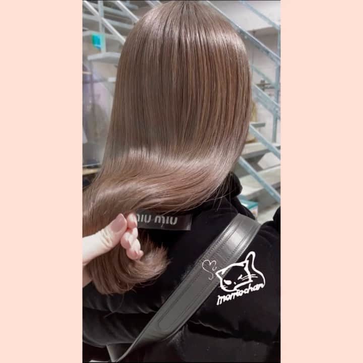 MOMOKOのインスタグラム：「9〜10トーンのココアグレージュ☕️💍﻿ こちらのおそろいカラーは、﻿ 写真6枚目のメニューでご予約をお願いいたします♡﻿ (プレミアムダブルケアカラーです)﻿ ﻿ ﻿ 今年も、とも〜み納め🙏🏻🎀🍑﻿ ﻿ ともちゃんのグッズ﻿ いつも可愛いよね🥺﻿ 今年のもっち、ツボだったので﻿ マスク買いました🐷🎀w﻿ 届くの楽しみだな〜🤍﻿ ﻿ 写真3枚目は、ちょうど6年前の同じ日👩‍❤️‍👩﻿ ﻿ 衝撃の青みピンク💄www﻿ (同世代の皆さん、流行ってましたよね、、？)﻿ ﻿ miumiuのアウターめっちゃ可愛かった🥺﻿ 今年もありがとうチユウさん🐇💕﻿  ﻿ ﻿ #shima#shima青山 #おとなかわいい#大人ガーリー #ももこガーリー#miumiu #アッシュべージュ#グレージュ  #明るめベージュ」