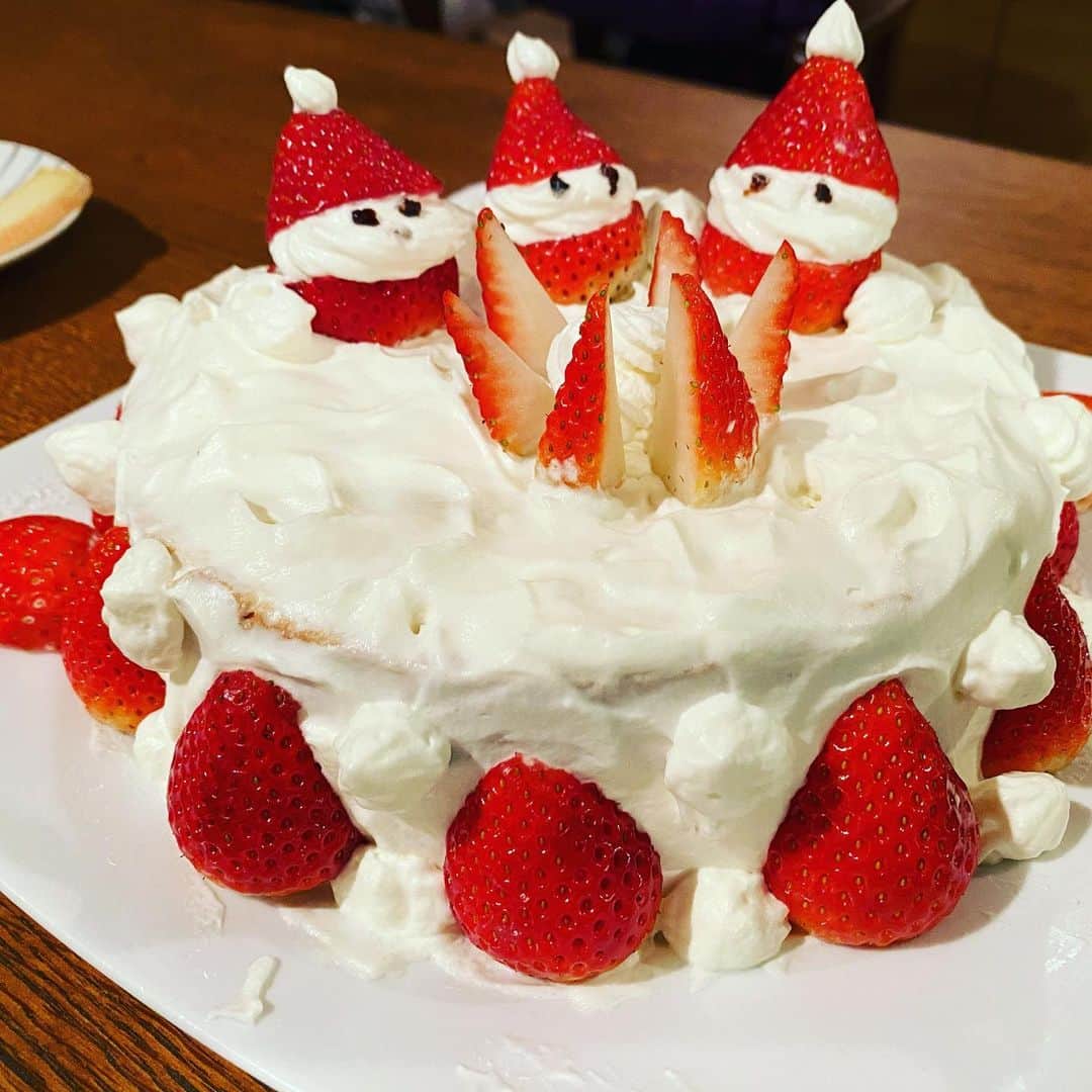 林千晶のインスタグラム：「今年もクリスマスケーキ作りました！ サンタさんは宮永愛子さん @aiko.miyanaga 。生クリーム泡立ては、たむらぱん @_tamurapan_ 。ケーキ作りは今田素子 @motokoimada と私の合作。 今年も一年、お世話になりました。」