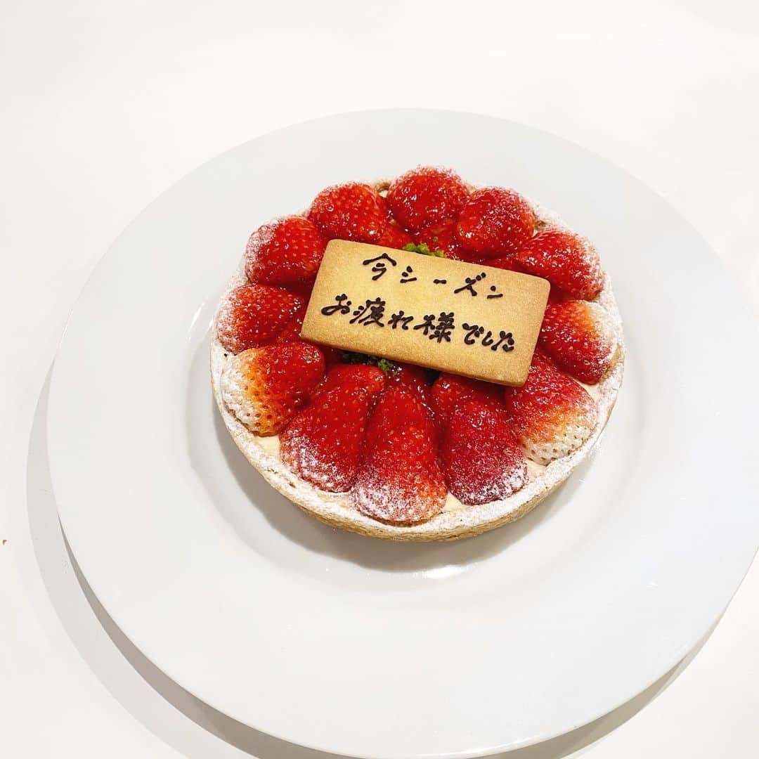 姫野れみのインスタグラム：「私と娘から👨‍👩‍👧 怪我に悩まされた1年でしたが、 朝早くから帰りも怪我前より遅くなって リハビリとケア熱心に取り組んでるんだなぁと。 パパ今シーズンお疲れ様でした👨🏾！」