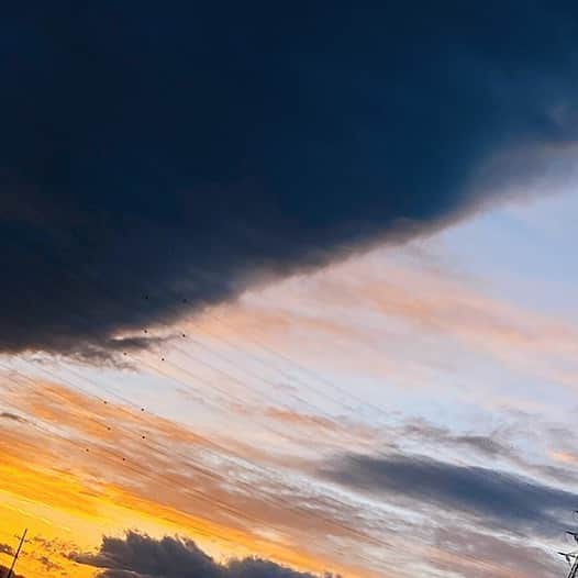 中野みやびのインスタグラム：「空  #空 #そら #スカイブルー #sky #blue #夕方 #綺麗 #picture #orange #青 #自然 #雲 #中野みやび #みやび」