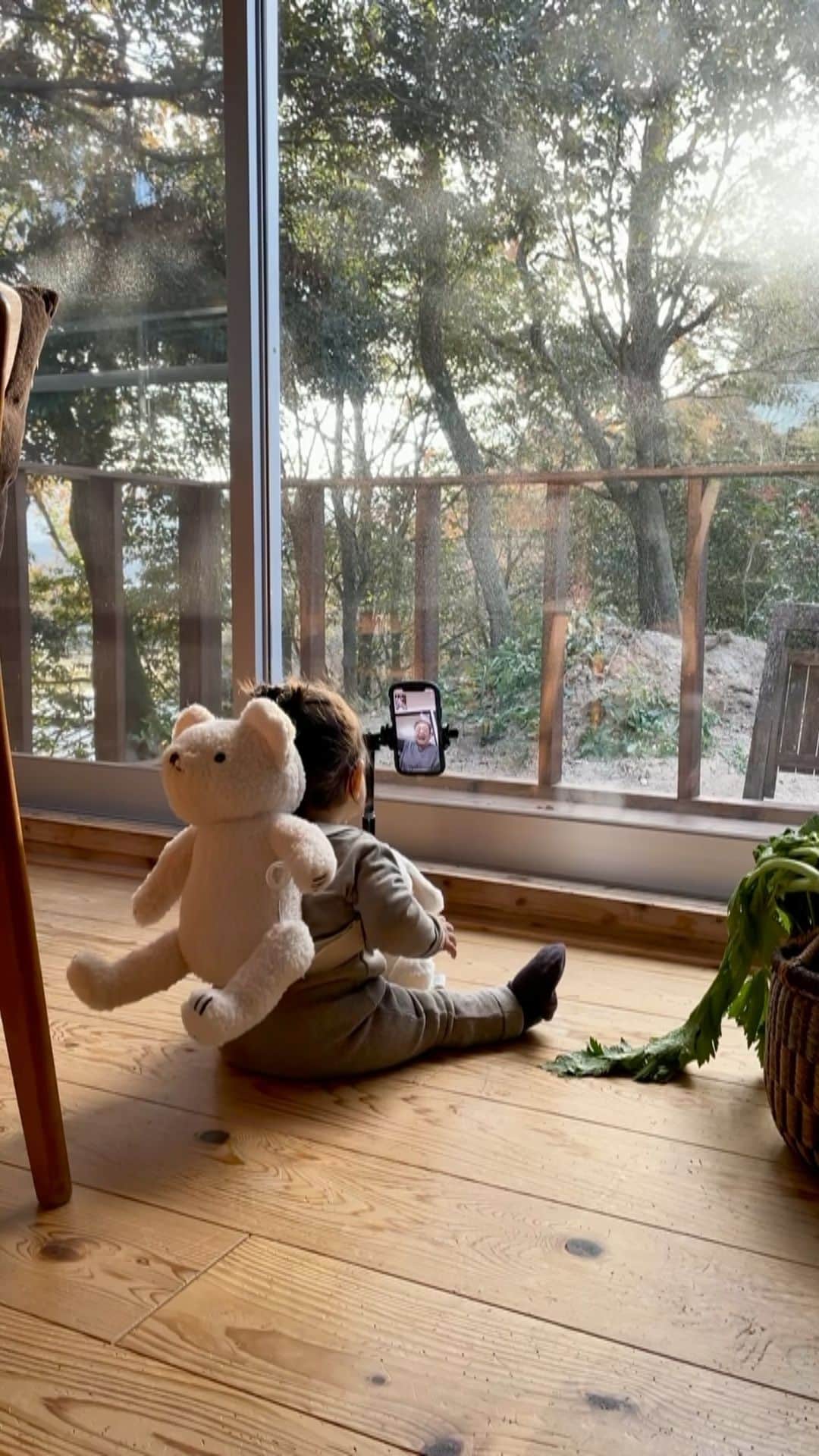 福田基広のインスタグラム：「バァバと話す、クマのリュックを背負ったテンちゃん @tennokoto  #娘 #赤ちゃん #1歳 #テレビ電話 #テンちゃん」