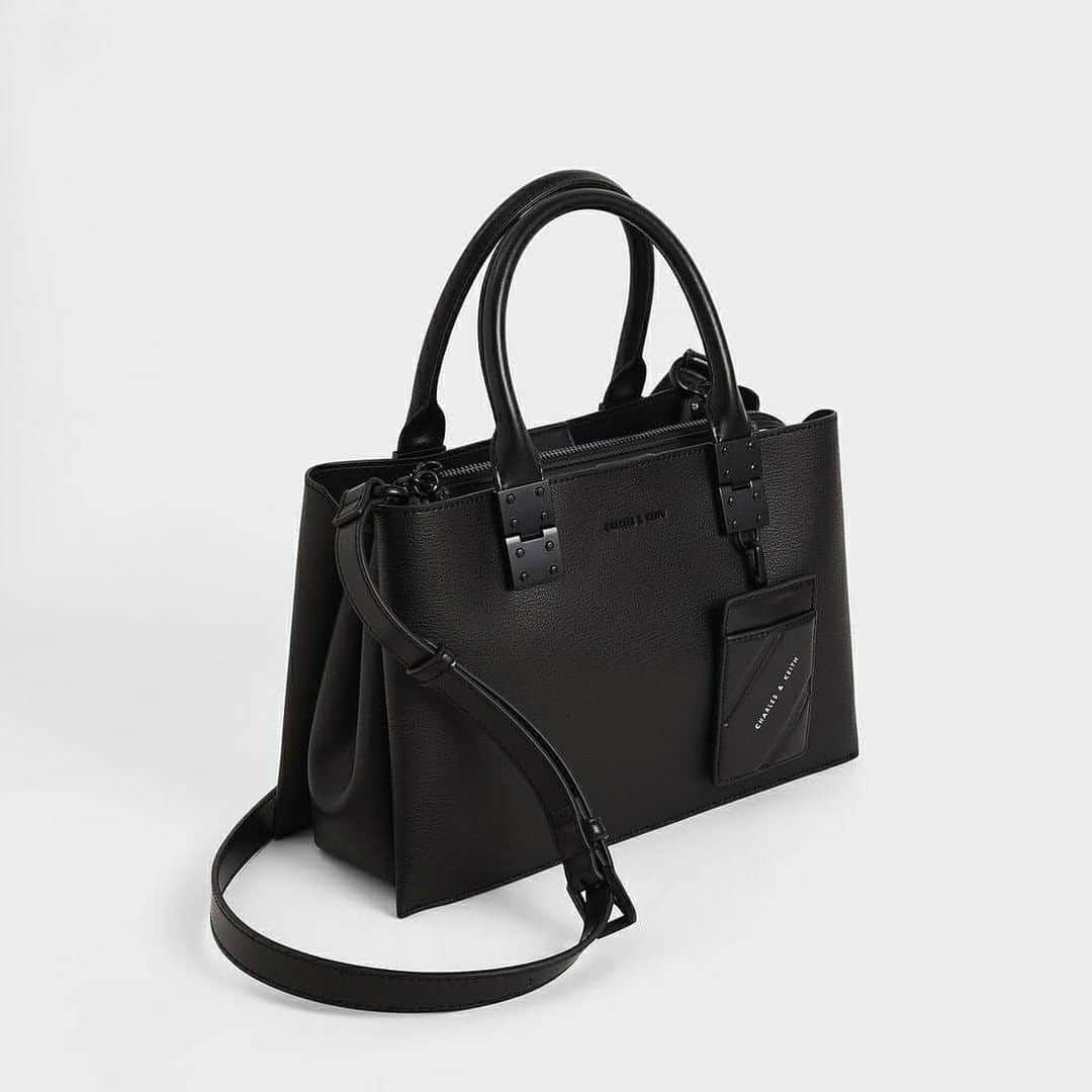 CHARLES & KEITH JAPAN CHARLES & KEITHさんのインスタグラム写真 - (CHARLES & KEITH JAPAN CHARLES & KEITHInstagram)「ベーシックなフォルムにカードケースが程よいアクセントになった、ON/OFF問わずお使いいただけるデイリーバッグ。⁠ ⁠ Products featured:⁠ ダブルトップハンドル ストラクチャードバッグ⁠ ￥9,900+tax⁠ ⁠ #CharlesKeithFW20 ⁠ #チャールズアンドキース」12月19日 21時36分 - charleskeith_jp