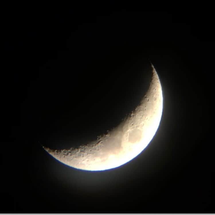 榎戸教子さんのインスタグラム写真 - (榎戸教子Instagram)「寒かったけれど空気が澄む夜、 月を観る。 カップ味噌汁片手に。  望遠鏡をスマホで覗いて動画を撮り、 キャプチャーすると良いと聞いて 試してみました。  #月の撮り方」12月19日 21時38分 - noriko_enokido