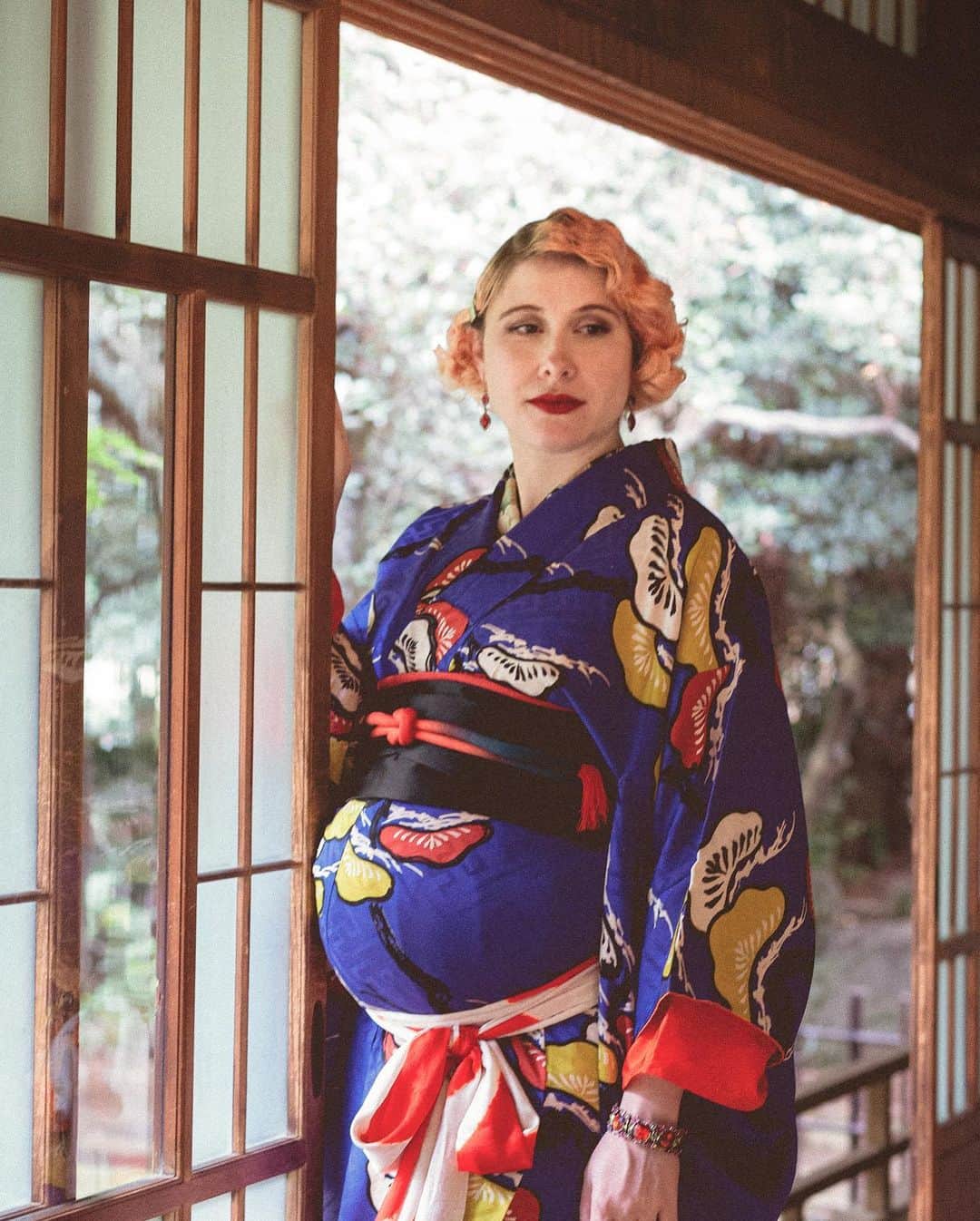 Anji SALZさんのインスタグラム写真 - (Anji SALZInstagram)「While I’m hanging around at home nursing little Salz in jogging pants and my hubby’s old shirt - let me share a few more pictures from my maternity shoot with @benjamin_hung 😆🥰🎊 Since kimono has a straight silhouette I was really struggling on how to dress that the bump would be visible 😂 Tying a shigoki below my belly did the trick 🥳☺️」12月19日 21時39分 - salztokyo