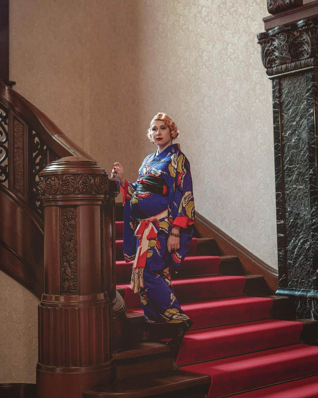 Anji SALZさんのインスタグラム写真 - (Anji SALZInstagram)「While I’m hanging around at home nursing little Salz in jogging pants and my hubby’s old shirt - let me share a few more pictures from my maternity shoot with @benjamin_hung 😆🥰🎊 Since kimono has a straight silhouette I was really struggling on how to dress that the bump would be visible 😂 Tying a shigoki below my belly did the trick 🥳☺️」12月19日 21時39分 - salztokyo