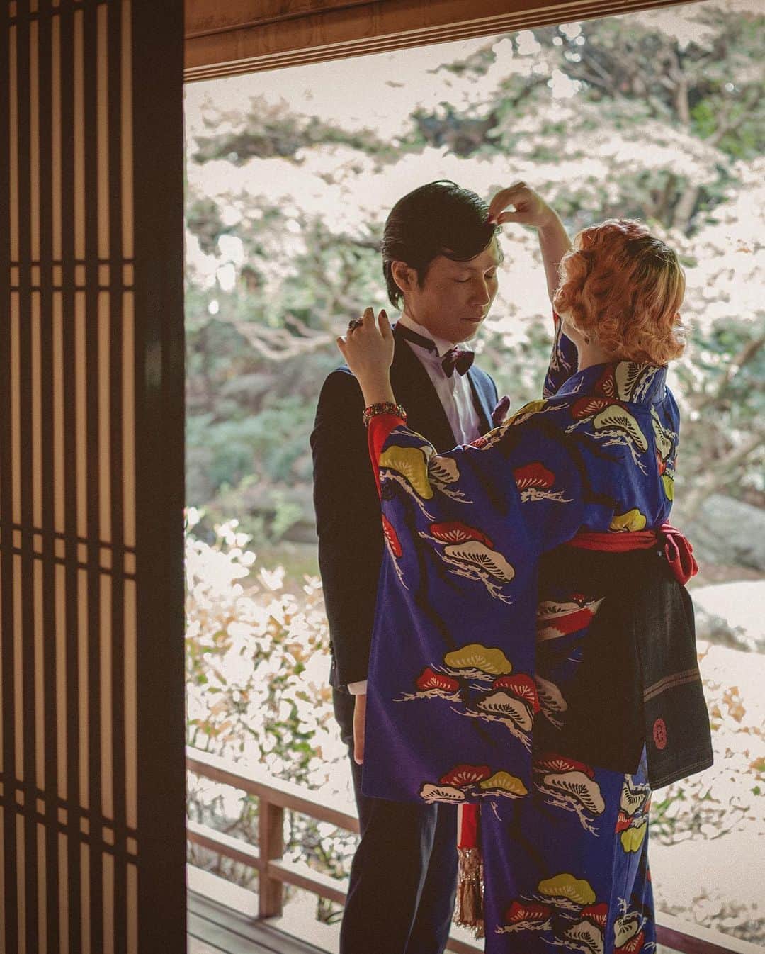 Anji SALZさんのインスタグラム写真 - (Anji SALZInstagram)「While I’m hanging around at home nursing little Salz in jogging pants and my hubby’s old shirt - let me share a few more pictures from my maternity shoot with @benjamin_hung 😆🥰🎊 Since kimono has a straight silhouette I was really struggling on how to dress that the bump would be visible 😂 Tying a shigoki below my belly did the trick 🥳☺️」12月19日 21時39分 - salztokyo