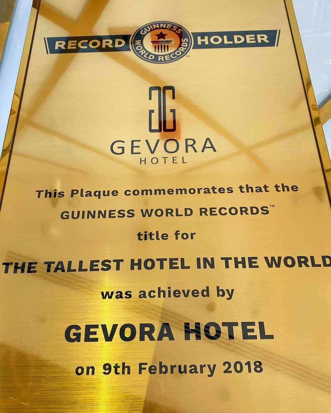Rieさんのインスタグラム写真 - (RieInstagram)「ドバイの世界一高いホテル Gevora Hotel  ギネスにも認定されてます✨  外観は金ピカで、 ドバイの主要道路のシェイクザイードロード沿いにあります。  海沿いに建つホテルではないので、リゾート感はなく、シティーホテルといったかんじ。こちらは四つ星ホテルです。  5つ星のドバイのラグジュアリーホテルと比べると、ロビーは狭め。 外観もえんぴつみたいに、細長い！  宿泊費は安めで、お手頃 今は大体一泊1万円ぐらいです。  立地はドバイのビジネス街の中にあり、周辺にはお洒落なレストランが多いDIFCや、ドバイモールも近くにあって、便利な場所にあります。  前の投稿に載せたルーフトップでのアフタヌーンティーや、映えポイントもある、宿泊費お安めの、このホテルはドバイを目指す女子旅にも良いかなと思いました🌸  #worldrecord  #gevorahotel #thehighesthotelintheworld  #ドバイホテル #ドバイ #ドバイ旅行 #ドバイ観光 #ドバイインスタ映え  #ドバイ生活  #ドバイグラム  #ドバイ在住 #海外暮らし #海外旅行 #海外旅行好きな人と繋がりたい  #タビジョ #ビジットドバイ  #middleeast  #dubai #dubaitrip #dubaigram  #dubailife #dubaiinstagram  #mydubai #visitdubai」12月19日 21時39分 - rie_dubai