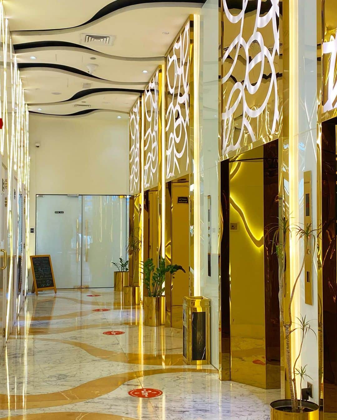 Rieさんのインスタグラム写真 - (RieInstagram)「ドバイの世界一高いホテル Gevora Hotel  ギネスにも認定されてます✨  外観は金ピカで、 ドバイの主要道路のシェイクザイードロード沿いにあります。  海沿いに建つホテルではないので、リゾート感はなく、シティーホテルといったかんじ。こちらは四つ星ホテルです。  5つ星のドバイのラグジュアリーホテルと比べると、ロビーは狭め。 外観もえんぴつみたいに、細長い！  宿泊費は安めで、お手頃 今は大体一泊1万円ぐらいです。  立地はドバイのビジネス街の中にあり、周辺にはお洒落なレストランが多いDIFCや、ドバイモールも近くにあって、便利な場所にあります。  前の投稿に載せたルーフトップでのアフタヌーンティーや、映えポイントもある、宿泊費お安めの、このホテルはドバイを目指す女子旅にも良いかなと思いました🌸  #worldrecord  #gevorahotel #thehighesthotelintheworld  #ドバイホテル #ドバイ #ドバイ旅行 #ドバイ観光 #ドバイインスタ映え  #ドバイ生活  #ドバイグラム  #ドバイ在住 #海外暮らし #海外旅行 #海外旅行好きな人と繋がりたい  #タビジョ #ビジットドバイ  #middleeast  #dubai #dubaitrip #dubaigram  #dubailife #dubaiinstagram  #mydubai #visitdubai」12月19日 21時39分 - rie_dubai