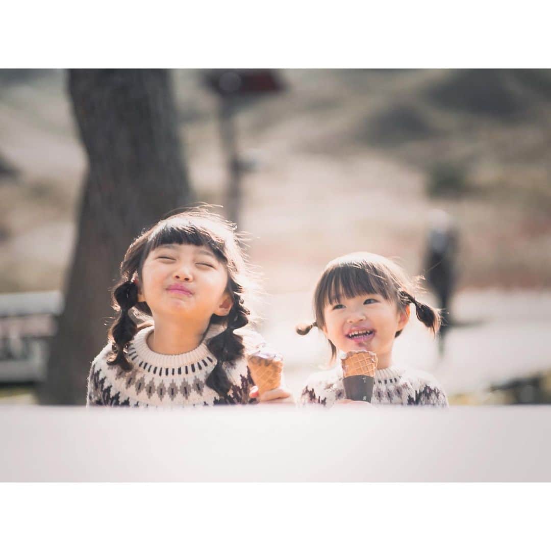 Kyooonのインスタグラム：「前回の動画で好きだった﻿ 2人がアイスを食べてるシーン🍦﻿ やっぱり食べてる時が一番いい顔するんだなぁ🤣﻿ ﻿  たまにはレタッチbefore⇆afterも載せてみる（2枚目）﻿ ﻿ ﻿ ﻿ クリスマスのcinematic movieをYouTubeにアップしました🎄﻿ クリスマスソングにのせてポップで可愛い感じになったと思うので﻿是非見ていただけたら嬉しいです🎅﻿ #姉妹#4歳差姉妹#レタッチ#レタッチ練習中#レタッチbeforeafter#カメラ練習中#sonya7iii#sonyα7ⅲ#α7iii」