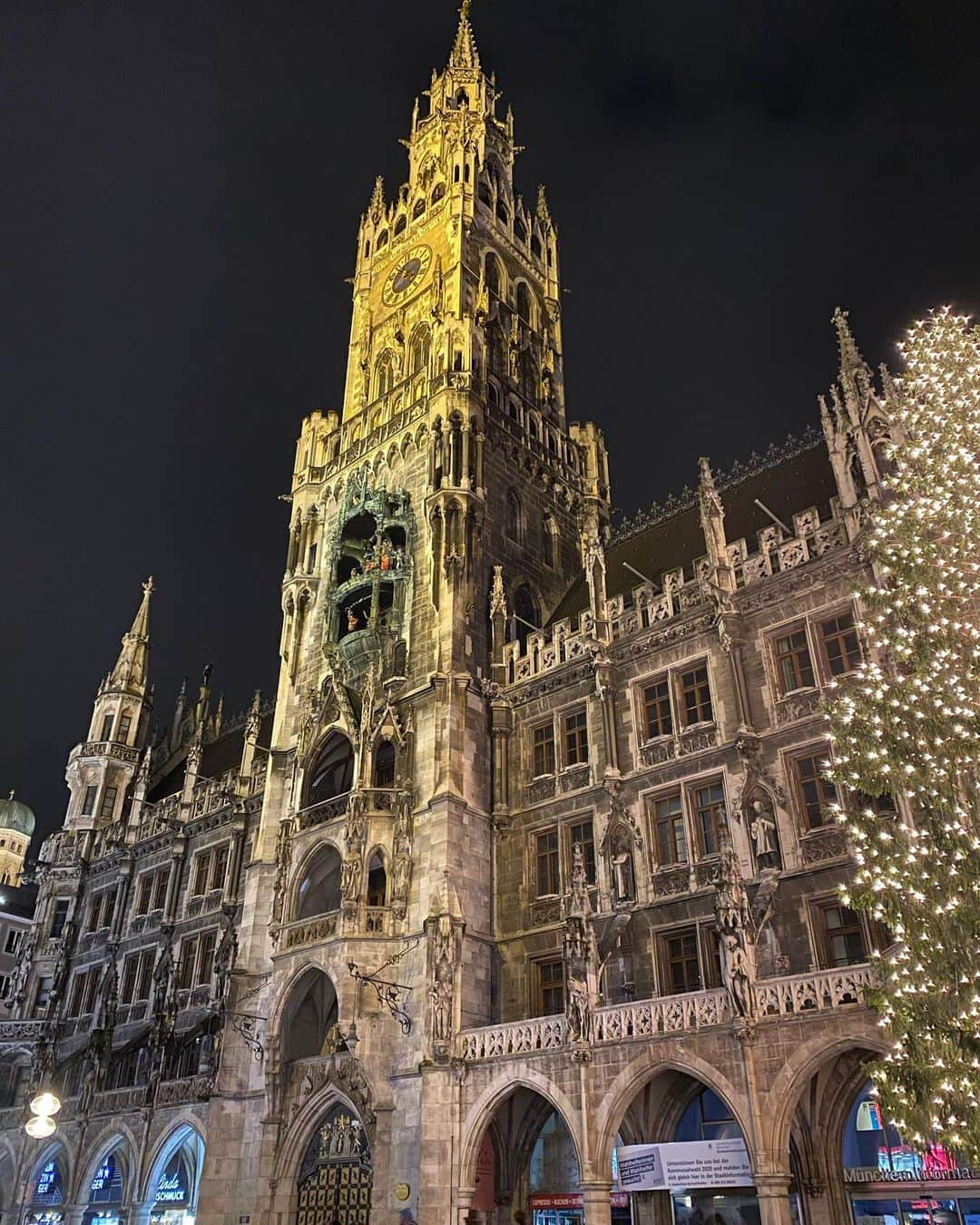 瀧口杏耶さんのインスタグラム写真 - (瀧口杏耶Instagram)「#marienplatz 🎄 * 2019-2020 年末年始旅行の写真 ほぼ載せてなかったから載せる〜✈️ * 1-2枚目:マリエン広場駅 3-5枚目:ふらっと入ったドイツ料理のお店 6-7枚目:ルメリディアンミュンヘン 8枚目:マンダリン オリエンタルミュンヘン 9-10枚目:ミュンヘン空港 * #マリエン広場#ミュンヘン#ミュンヘンクリスマス市#ドイツ旅行#クリスマスマーケット#フラウエン教会#ルメリディアン#マンダリンオリエンタル#ミュンヘン空港#lemeridienmunich#mandarinorientalmunich#münchenfood」12月19日 21時50分 - aya_0429