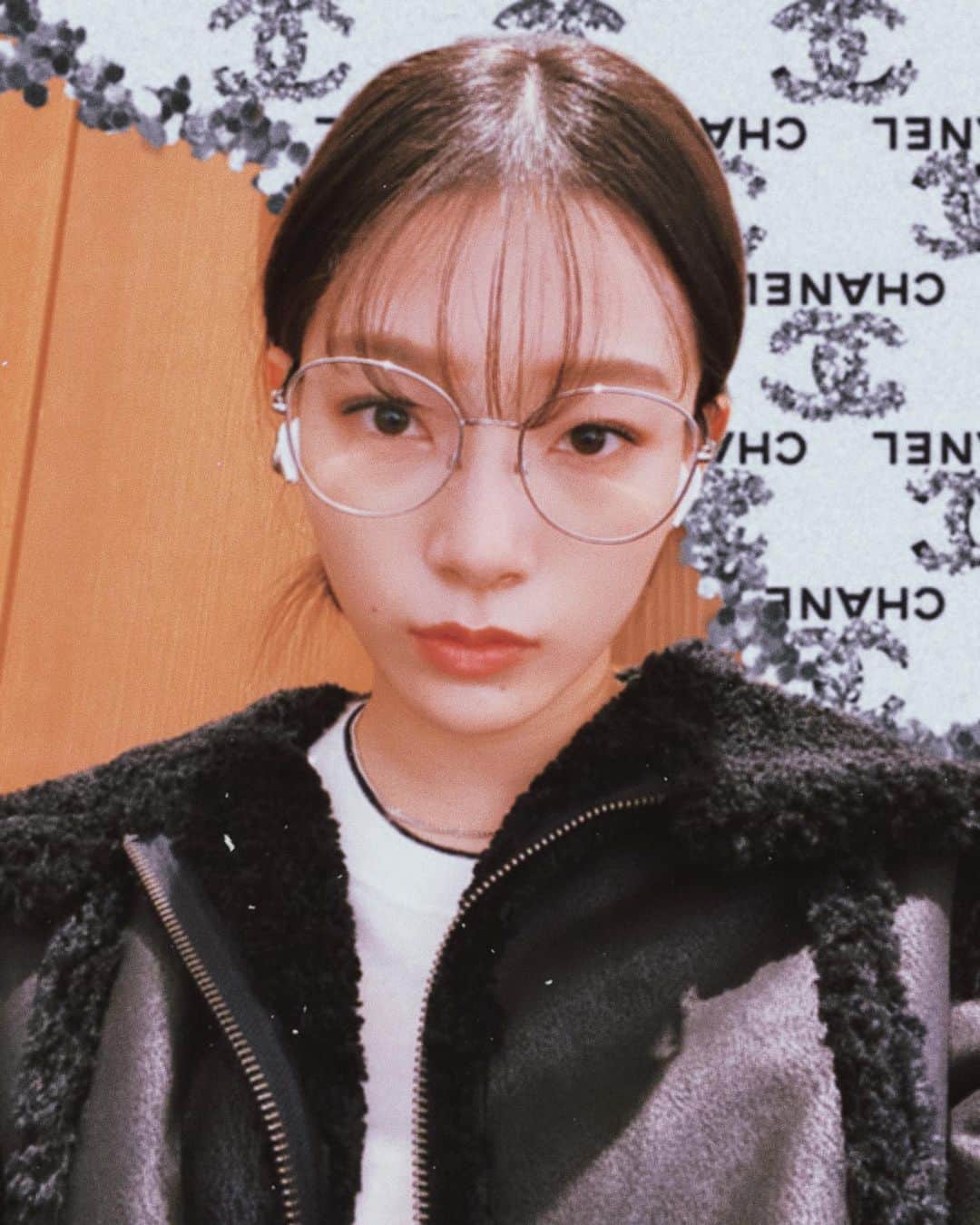 江田友莉亜のインスタグラム：「new glasses🤍 @chanelofficial   あまり目が小さく見えないように レンズにも拘って作ってもらった♥︎⚡︎」