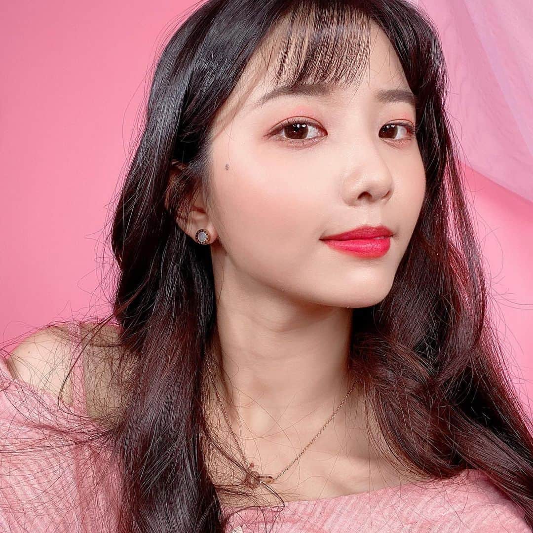suna（ソナ）のインスタグラム：「똑같은 사진인지 몰랐넹😅 낼 아홉시에서 열시 사이 생방송 합니당🥰🥰🥰」