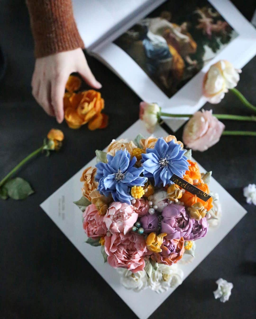 청담 수케이크 (atelier soo)さんのインスタグラム写真 - (청담 수케이크 (atelier soo)Instagram)「ㅡ 컬러를사랑하는반 파이핑심화반.sooclass ⚜️ 명화색감  ㅡ #flower #cake #flowercake #partycake #birthday #bouquet #buttercream #baking #wilton #weddingcake #쿠킹클래스 #cupcake ㅡ www.soocake.com vkscl_energy@naver.com」12月19日 21時46分 - soocake_ully